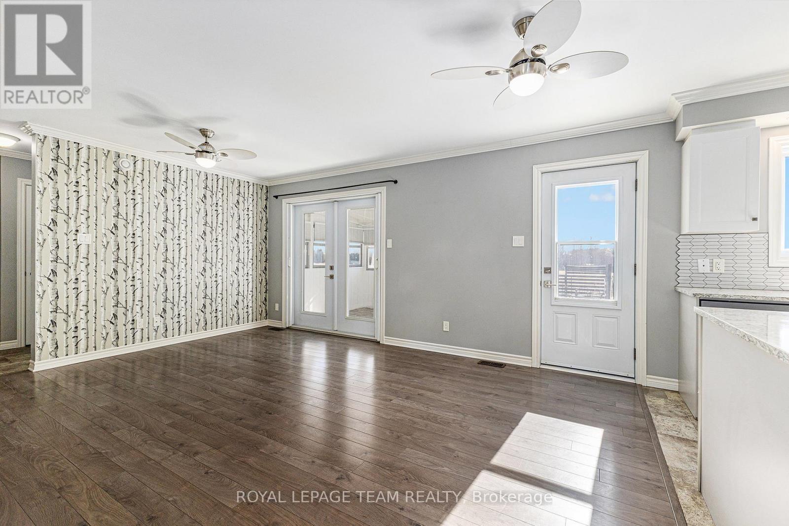 2833 Dunrobin Road