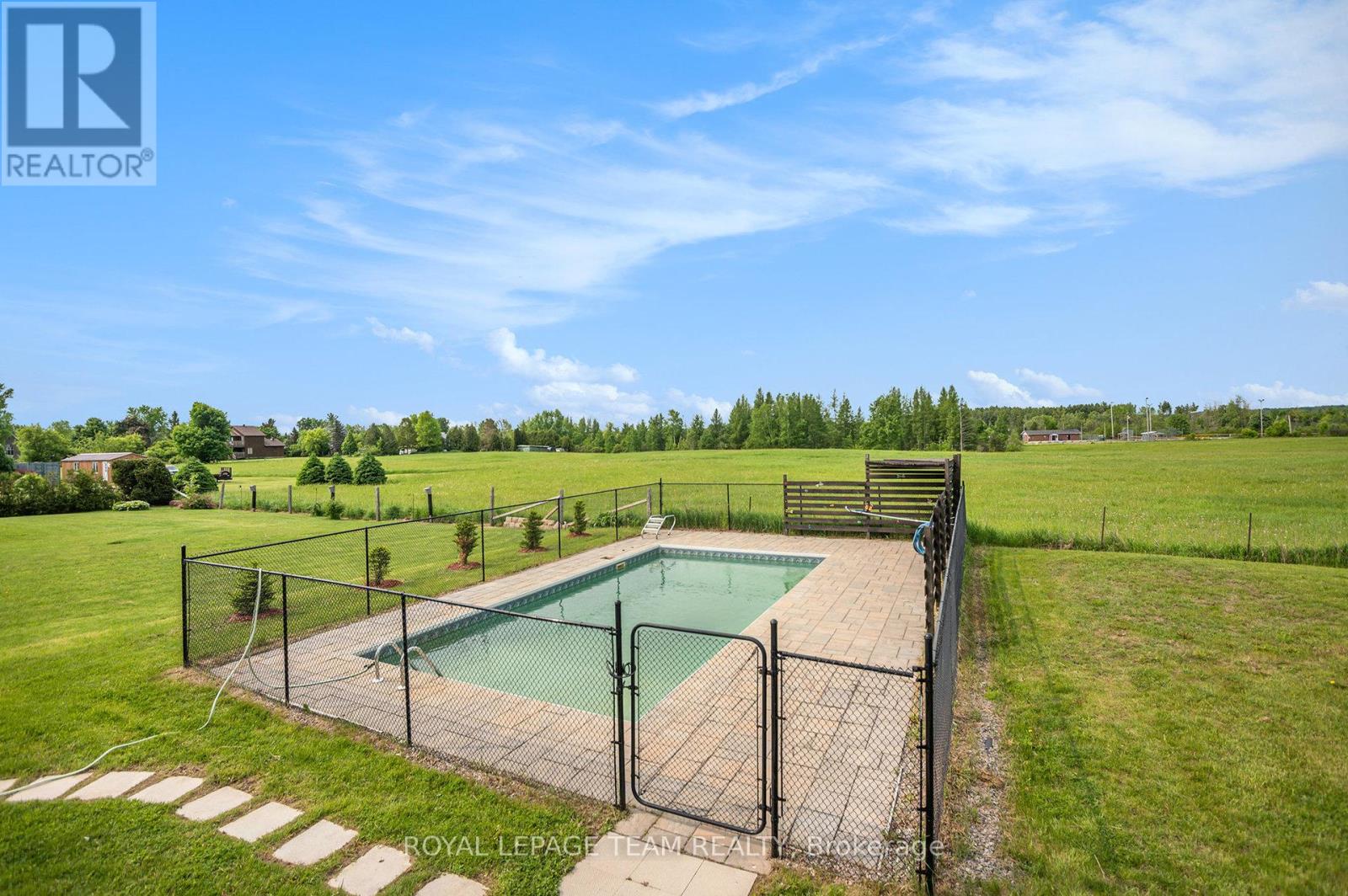 2833 Dunrobin Road