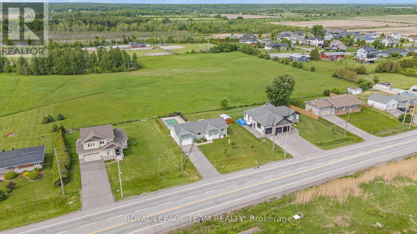 2833 Dunrobin Road