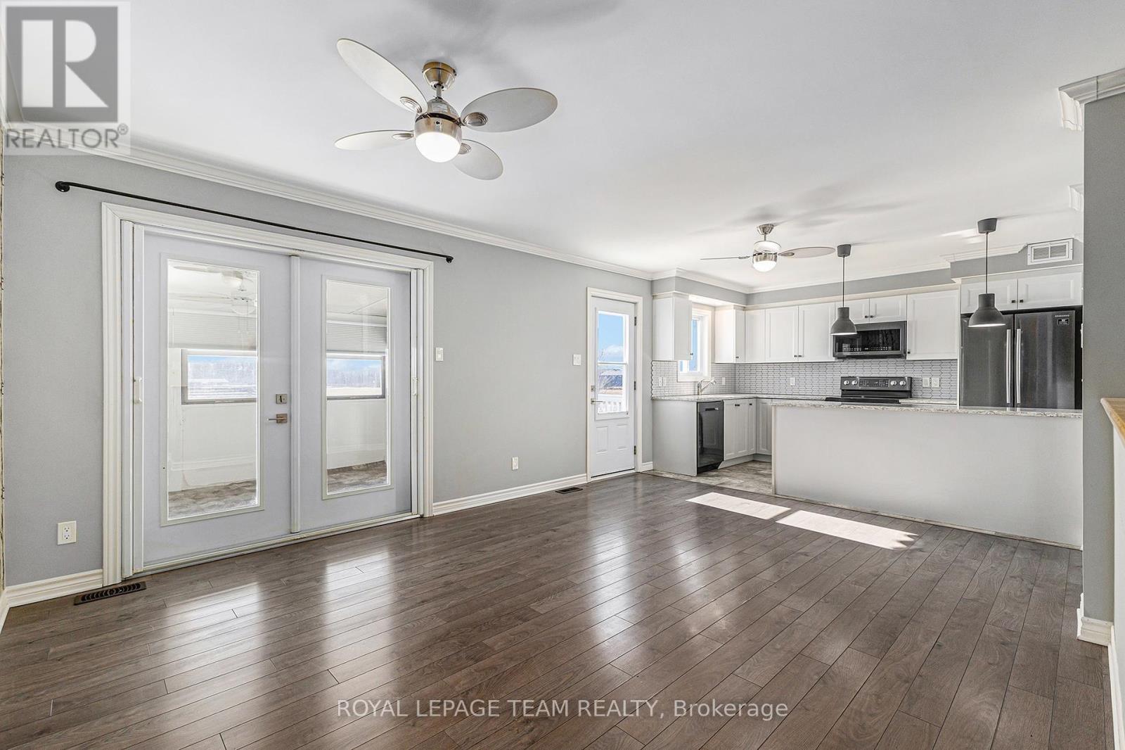 2833 Dunrobin Road