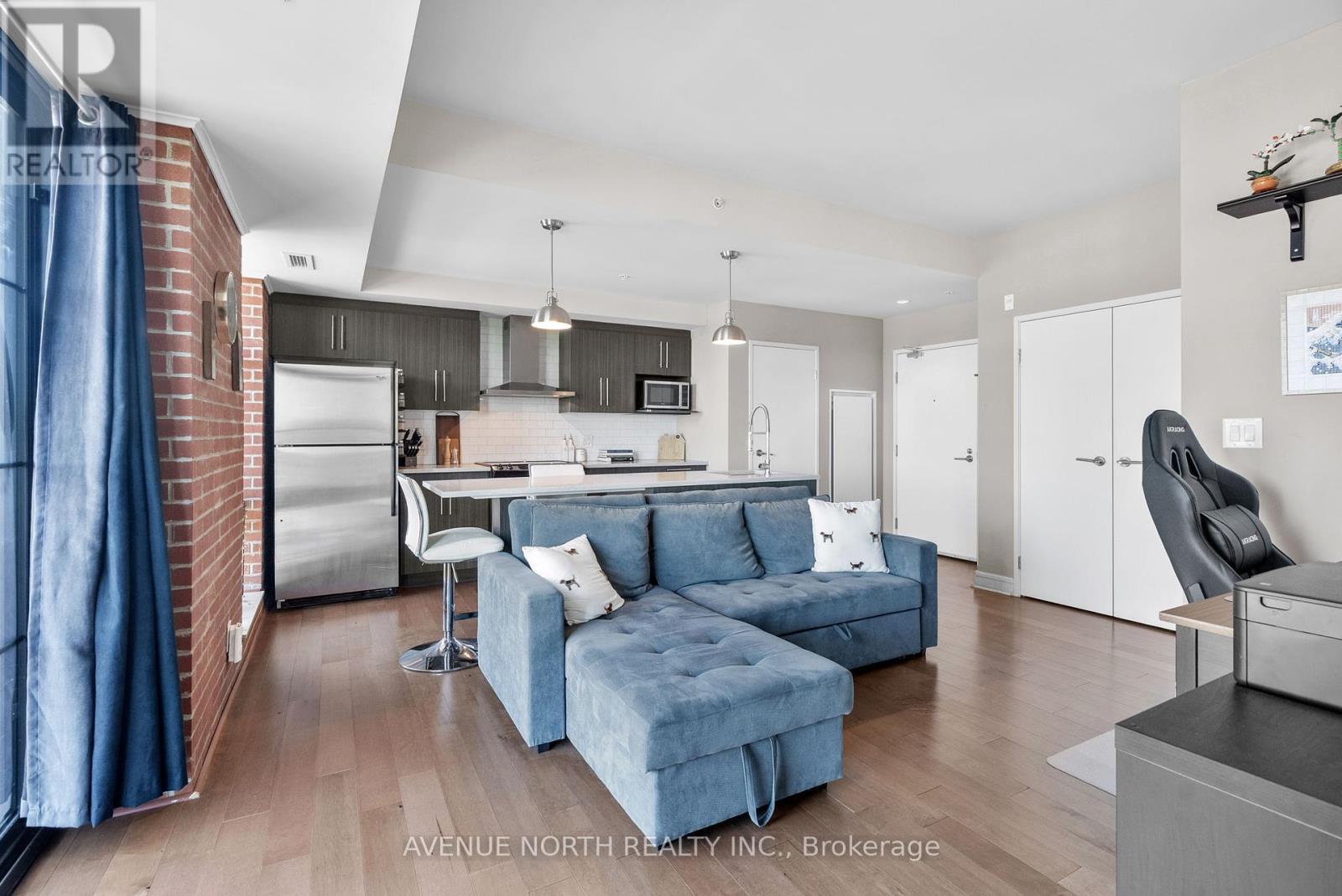 806 - 555 Anand Private
