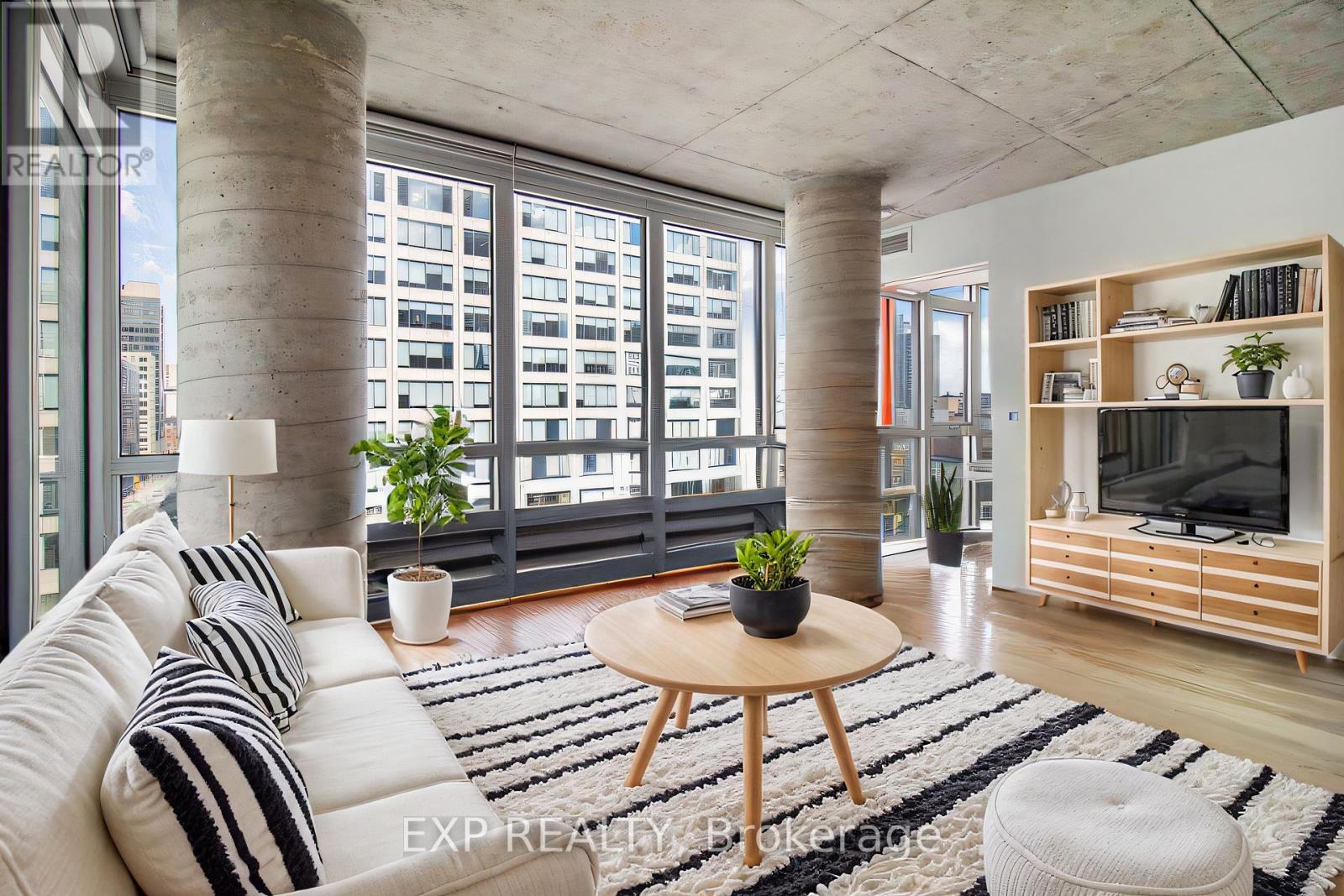 709 - 324 Laurier Avenue W