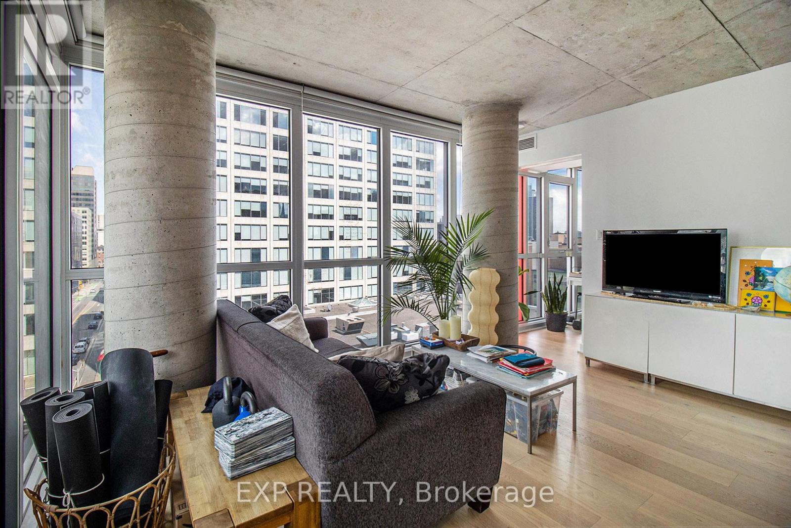 709 - 324 Laurier Avenue W