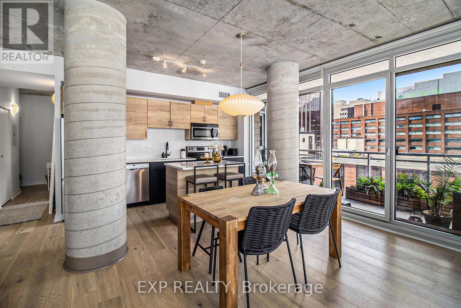 709 - 324 Laurier Avenue W