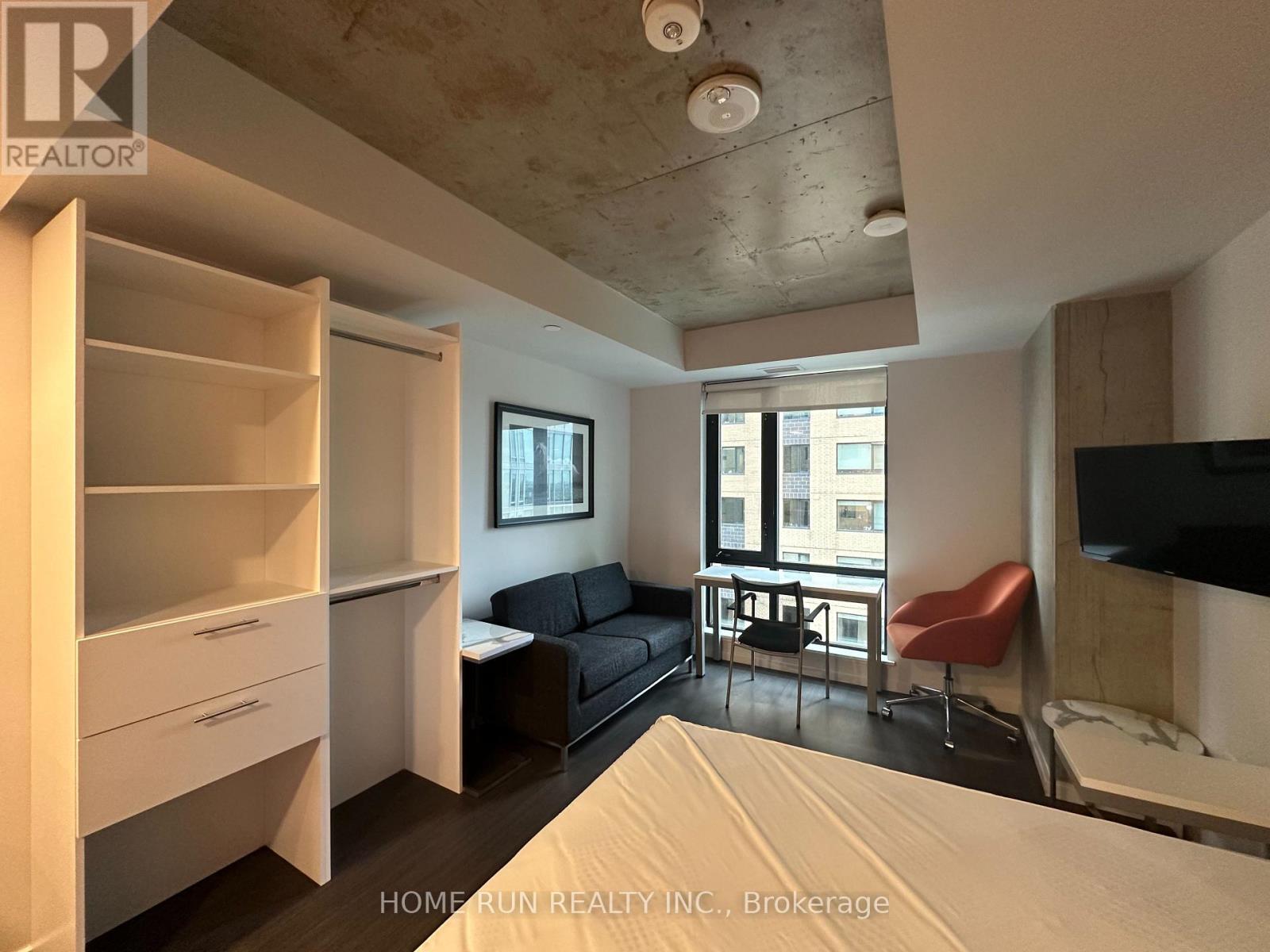 1911 - 105 Champagne Avenue