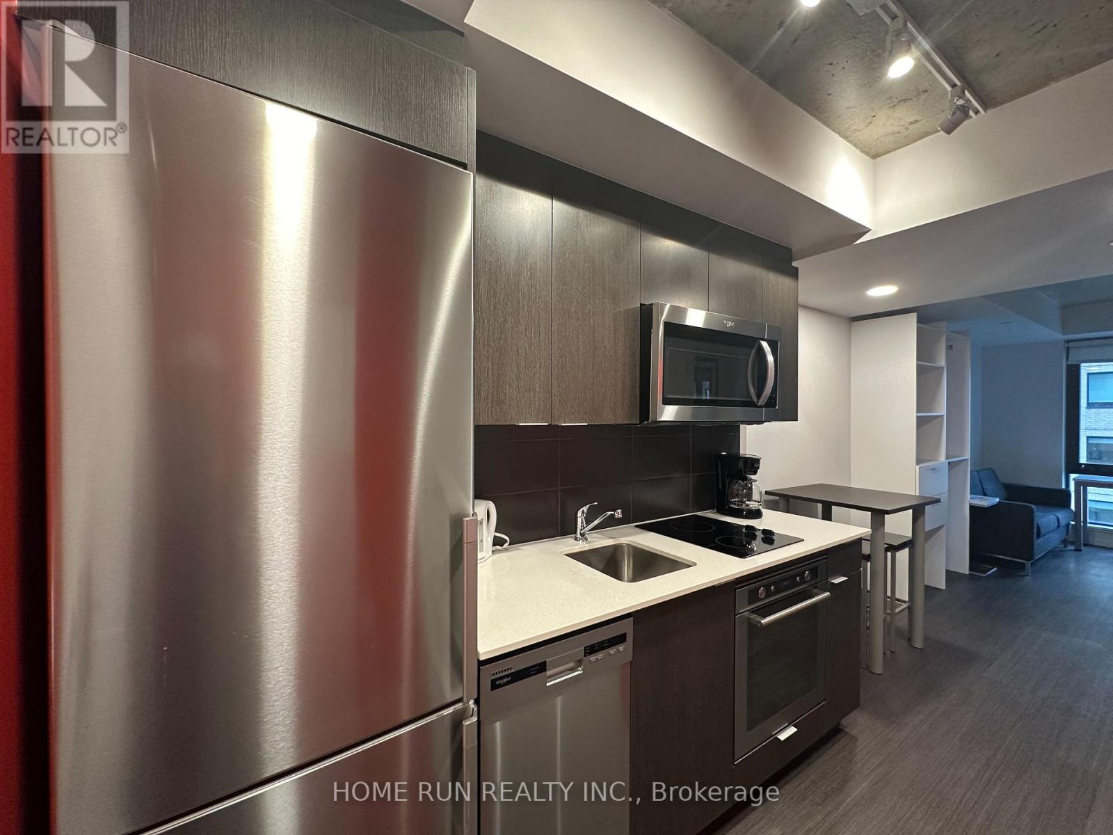 1911 - 105 Champagne Avenue
