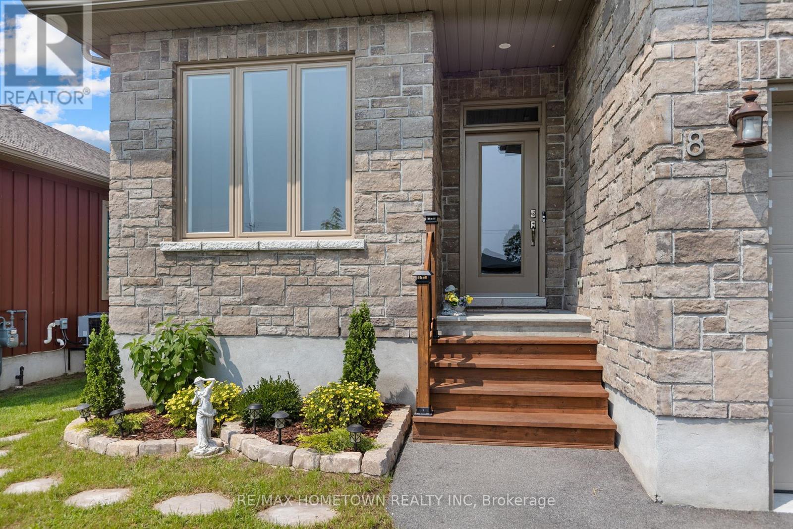 8 Billings Avenue W