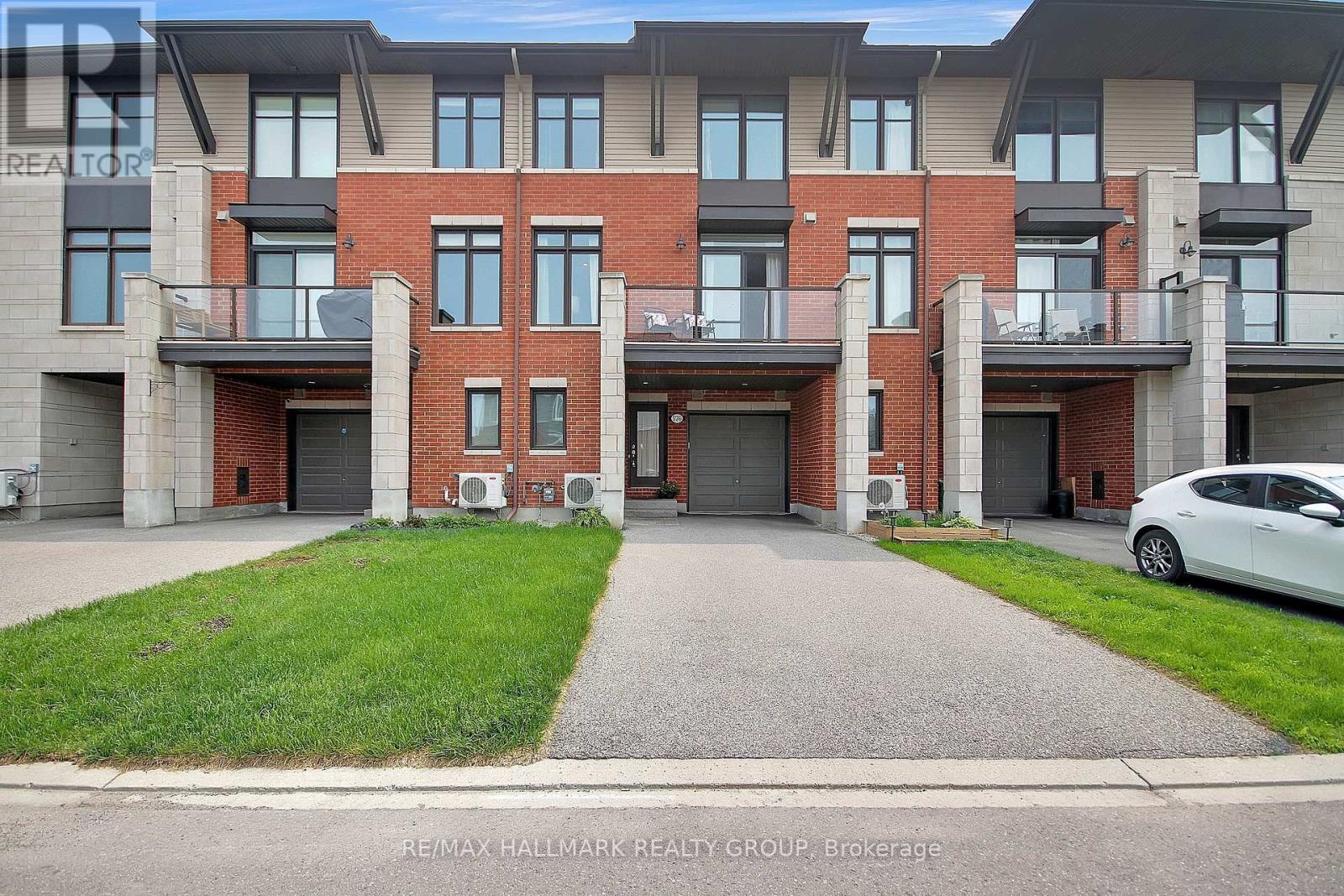 576 Labrador Crescent