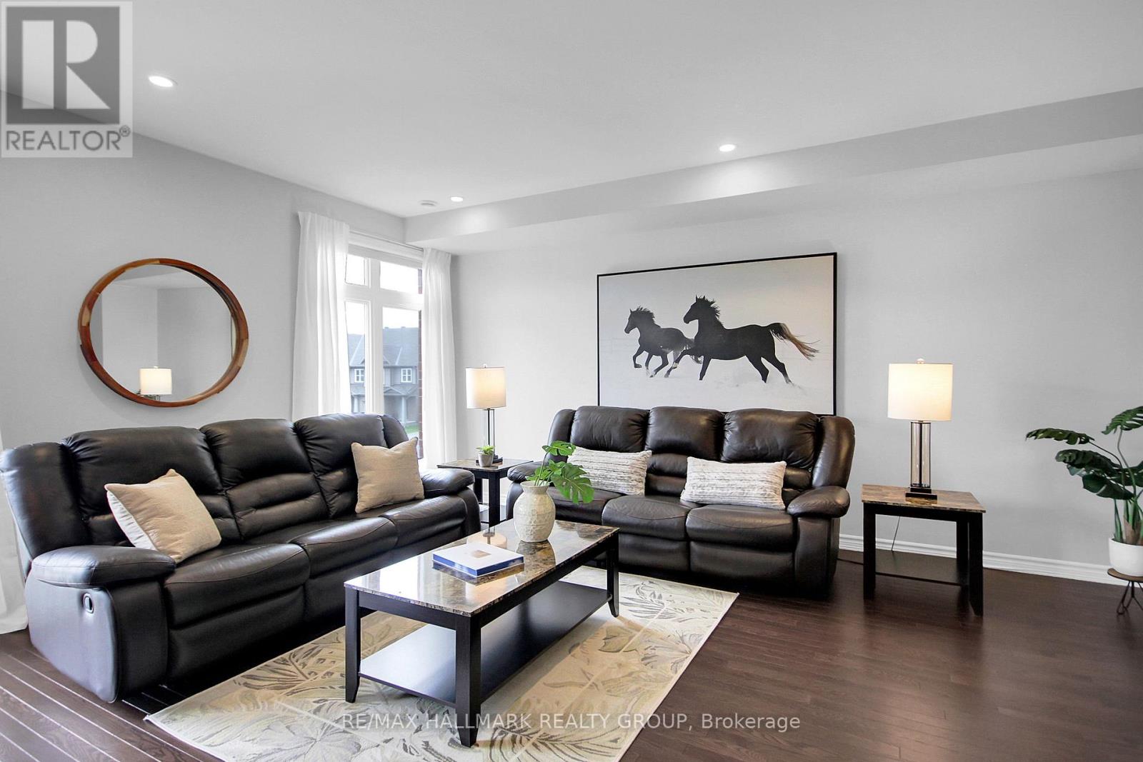 576 Labrador Crescent