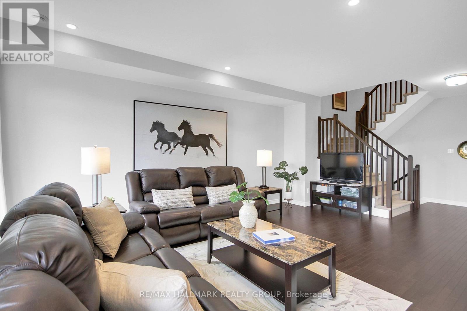 576 Labrador Crescent
