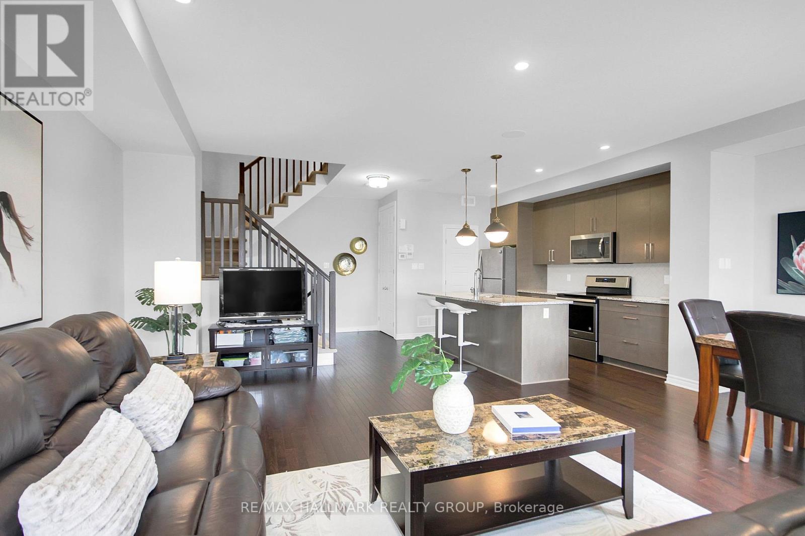 576 Labrador Crescent