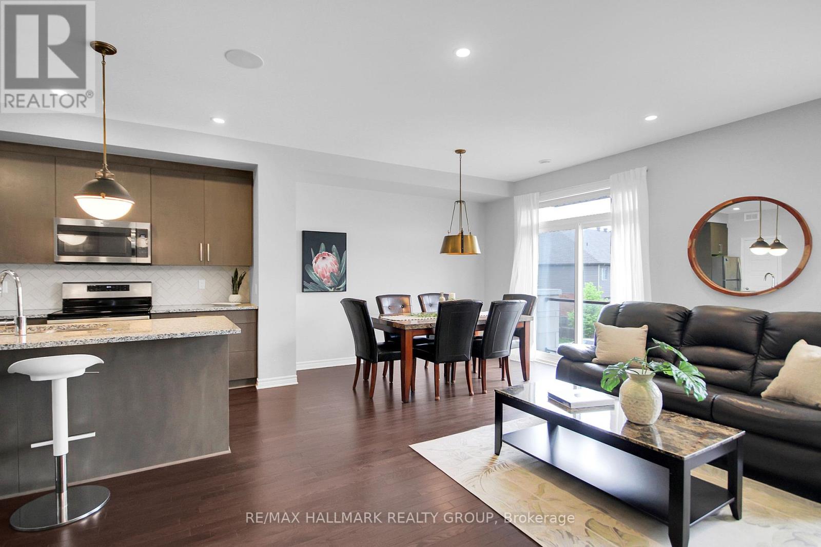 576 Labrador Crescent