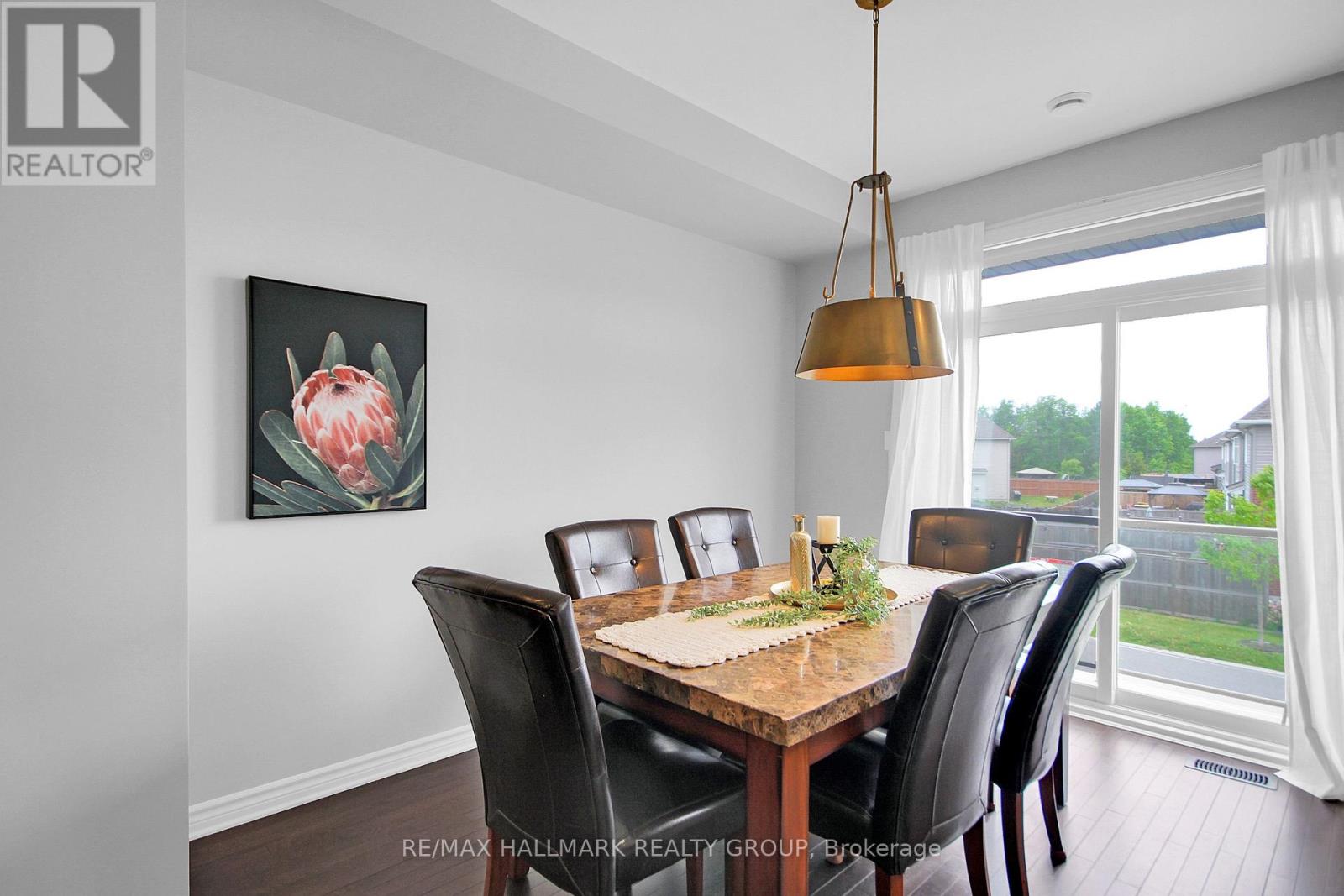 576 Labrador Crescent