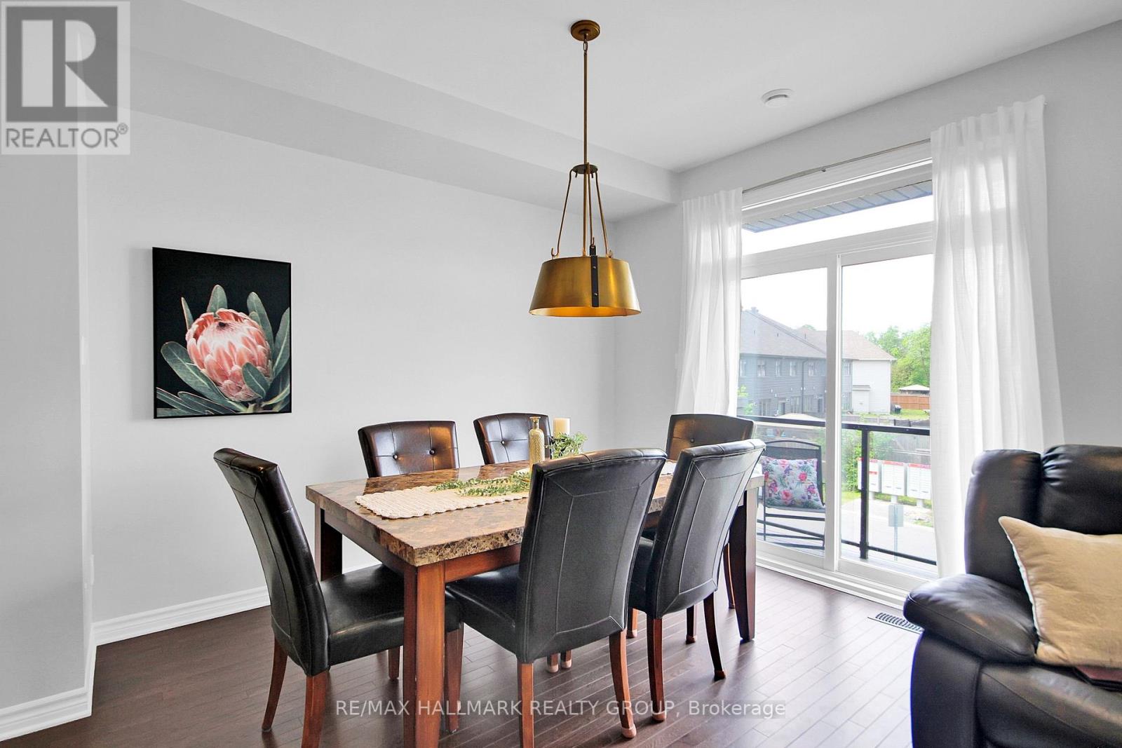 576 Labrador Crescent