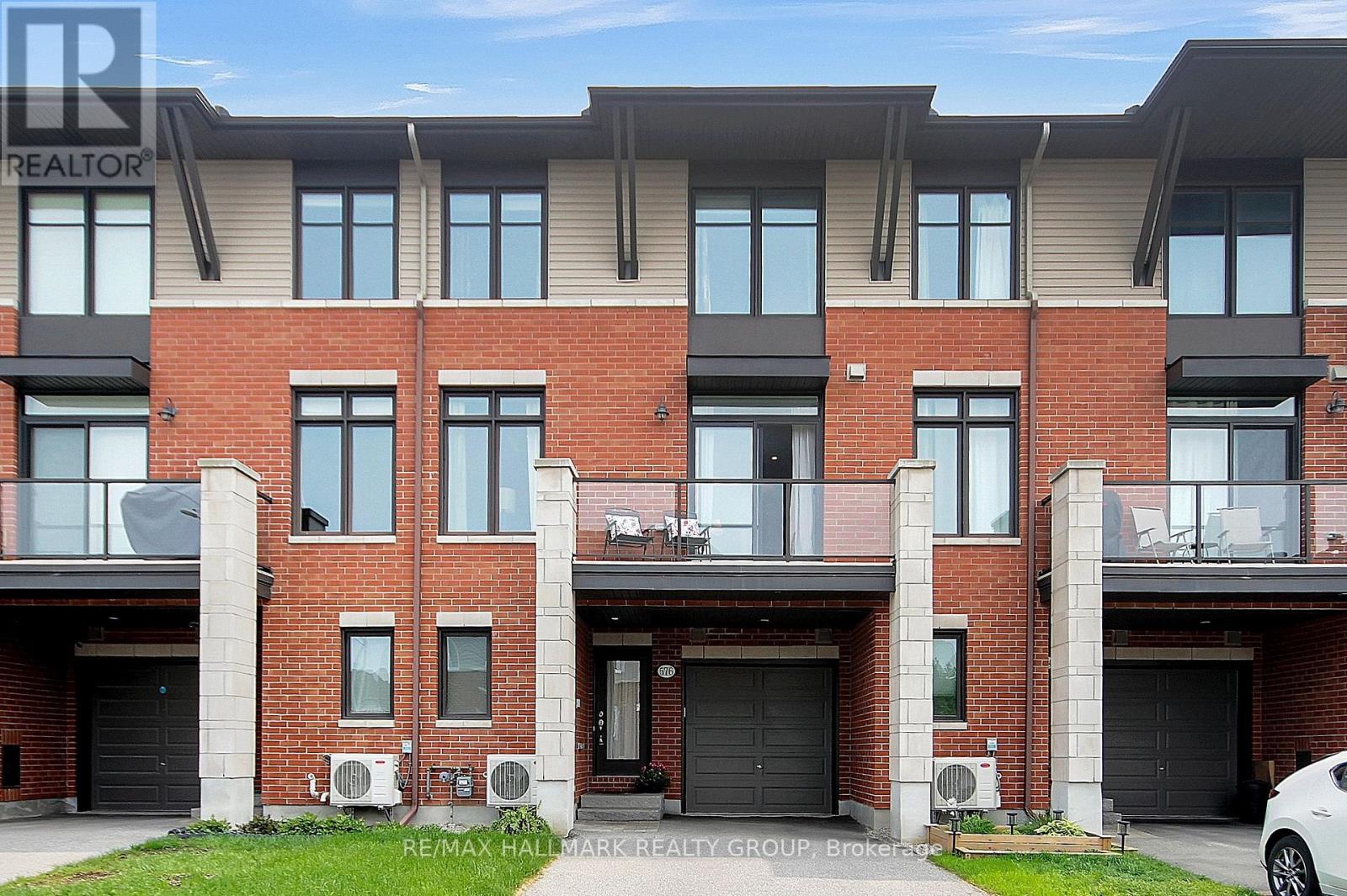 576 Labrador Crescent