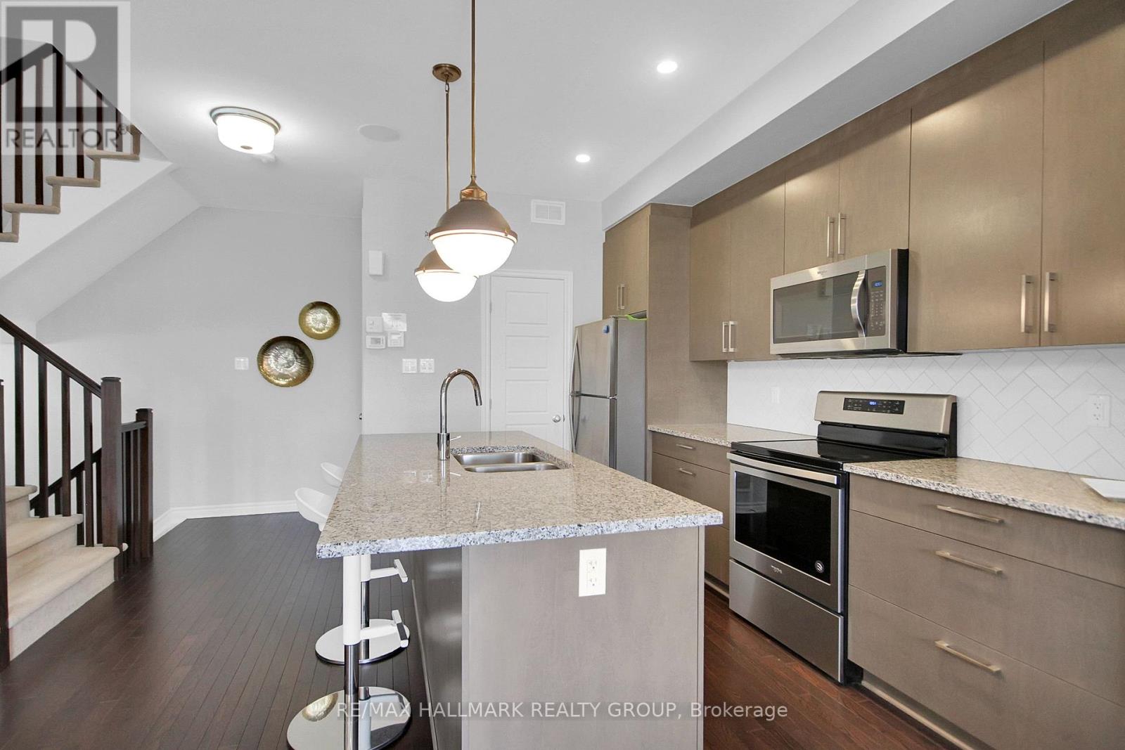 576 Labrador Crescent