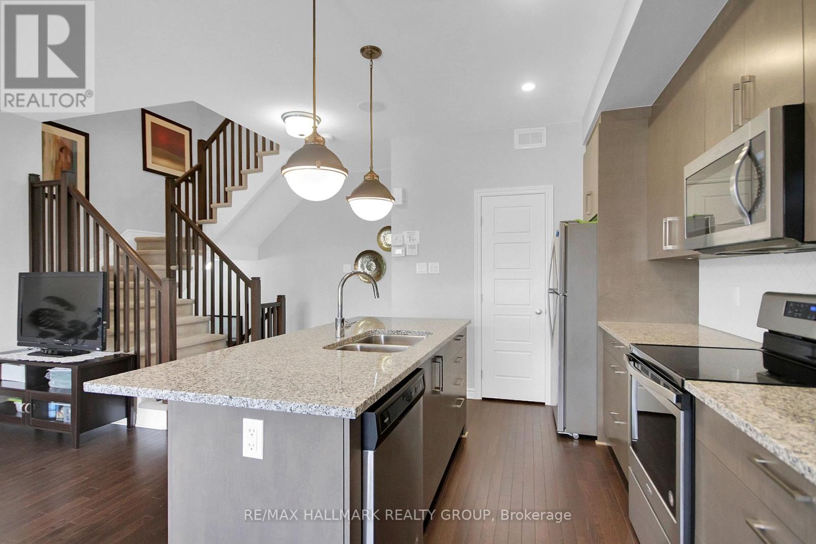 576 Labrador Crescent