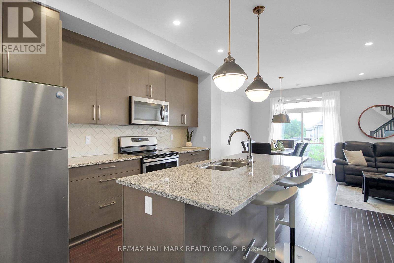 576 Labrador Crescent