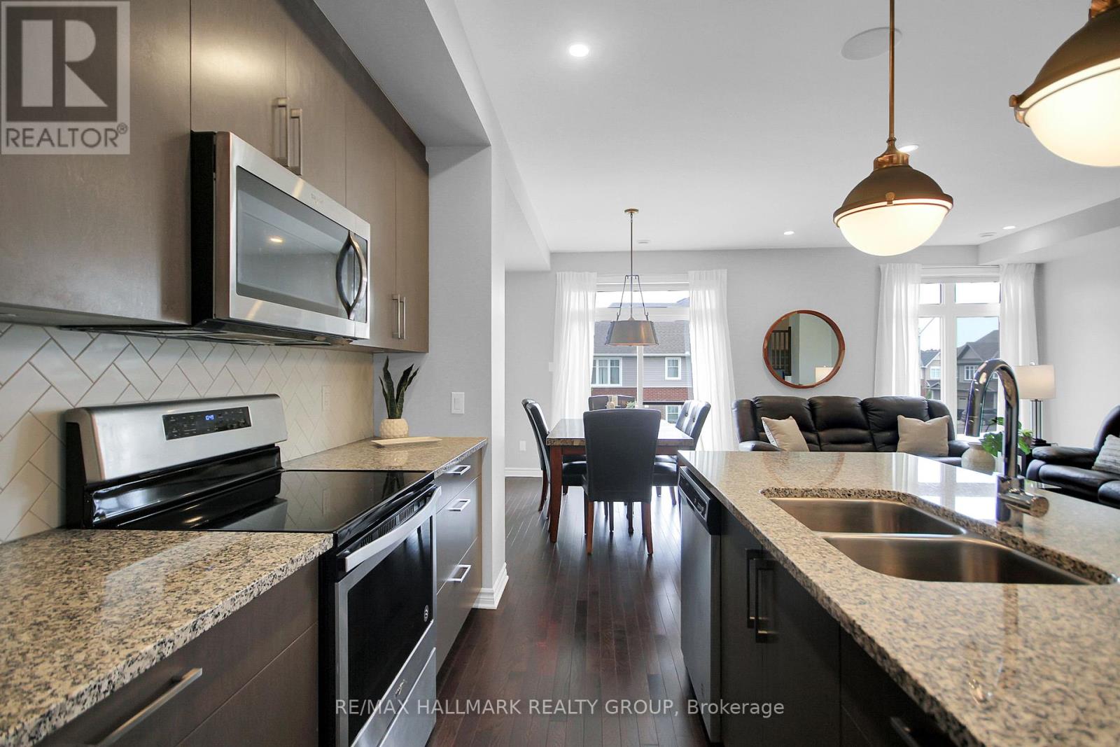 576 Labrador Crescent