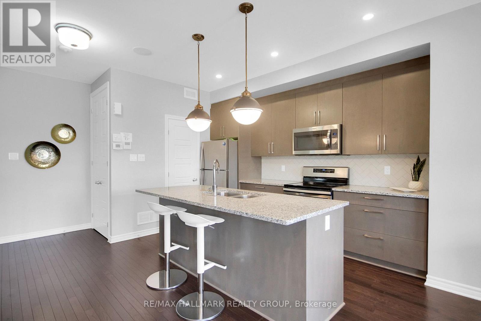 576 Labrador Crescent