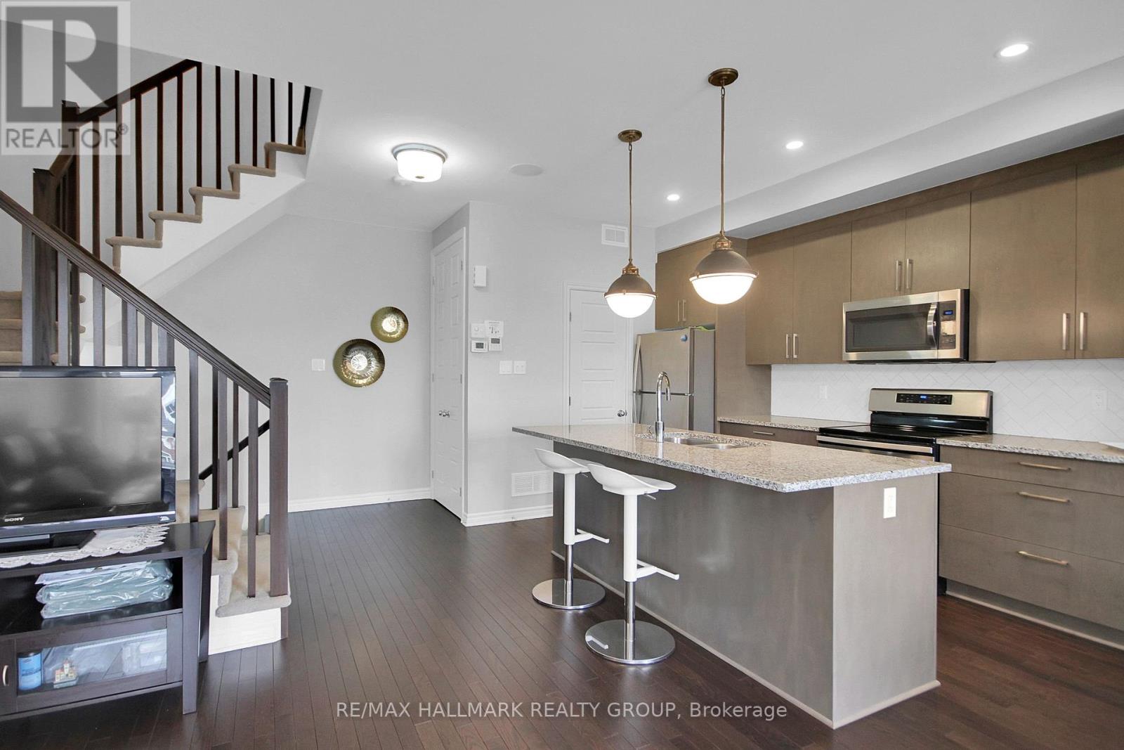 576 Labrador Crescent