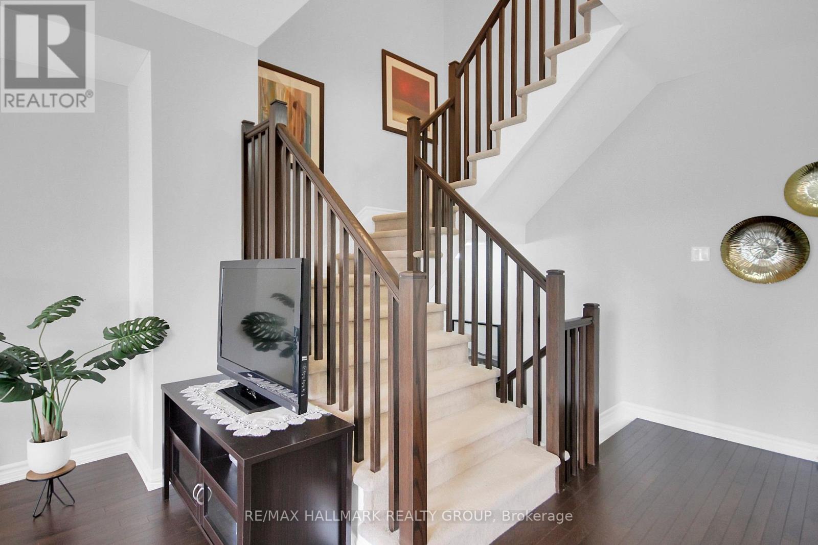 576 Labrador Crescent
