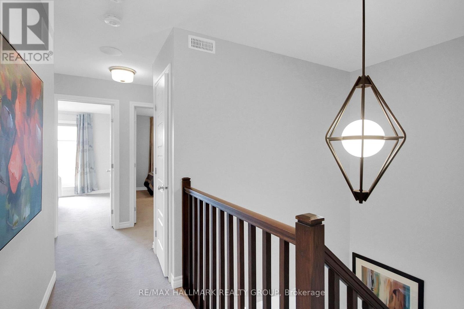576 Labrador Crescent