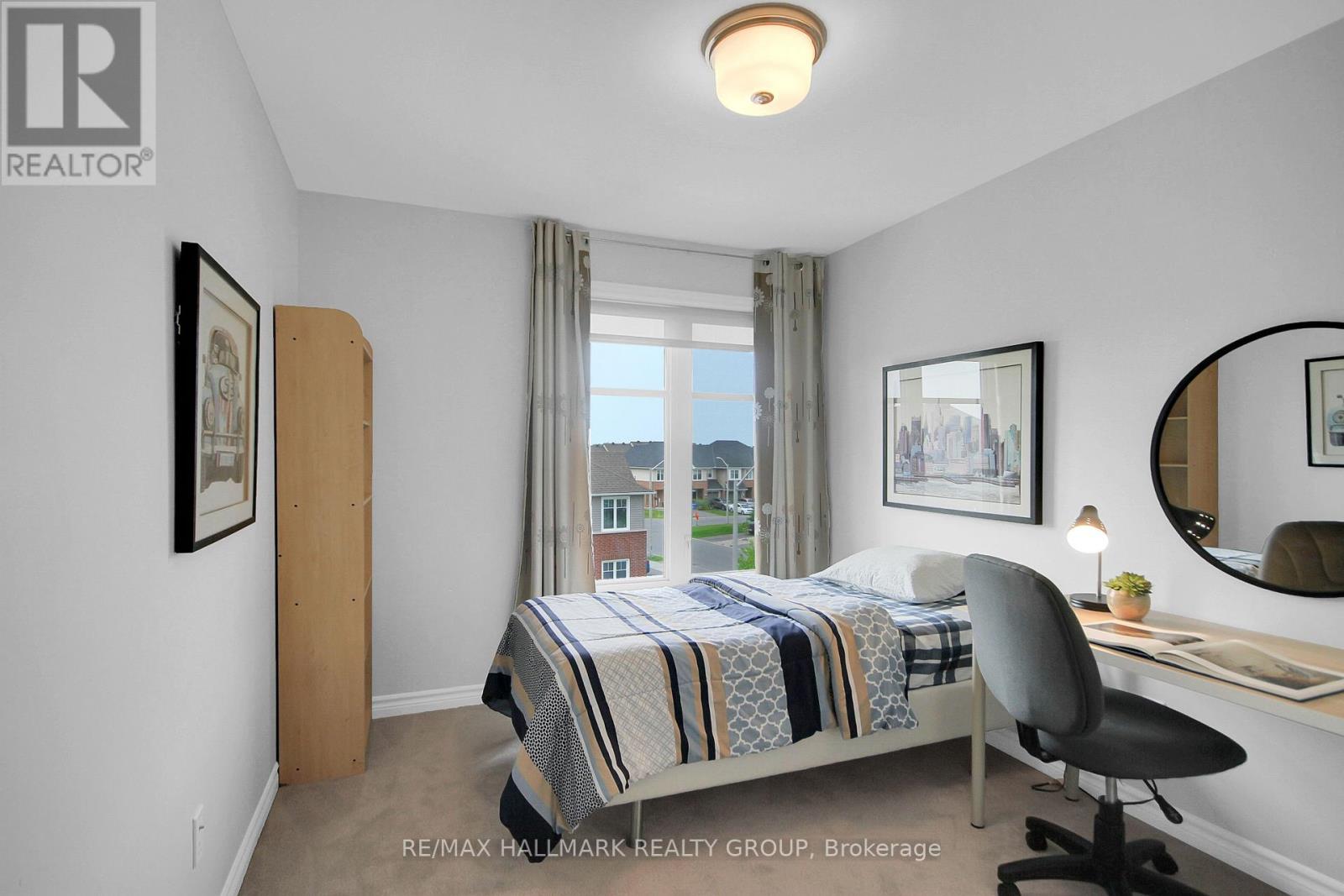 576 Labrador Crescent