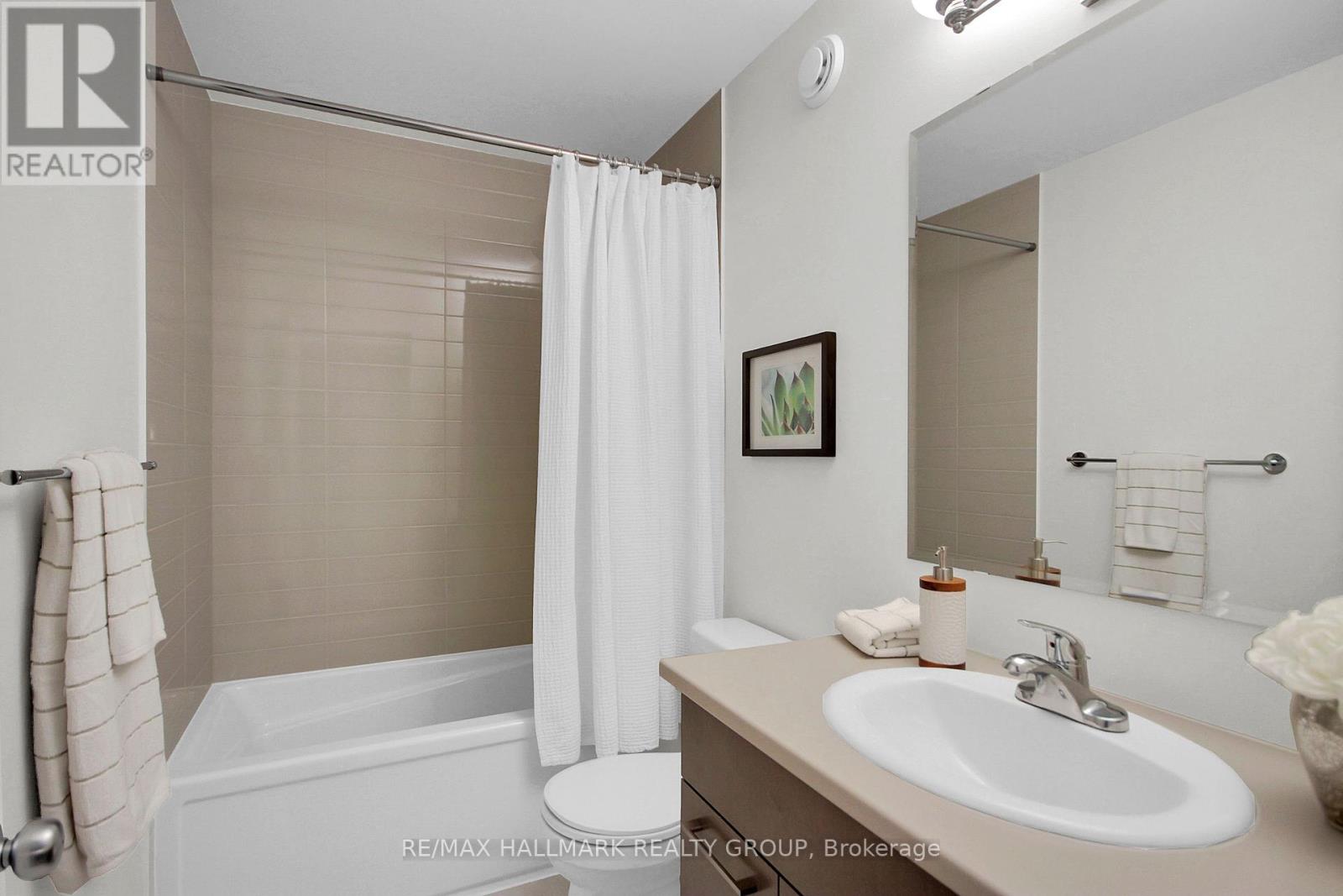 576 Labrador Crescent