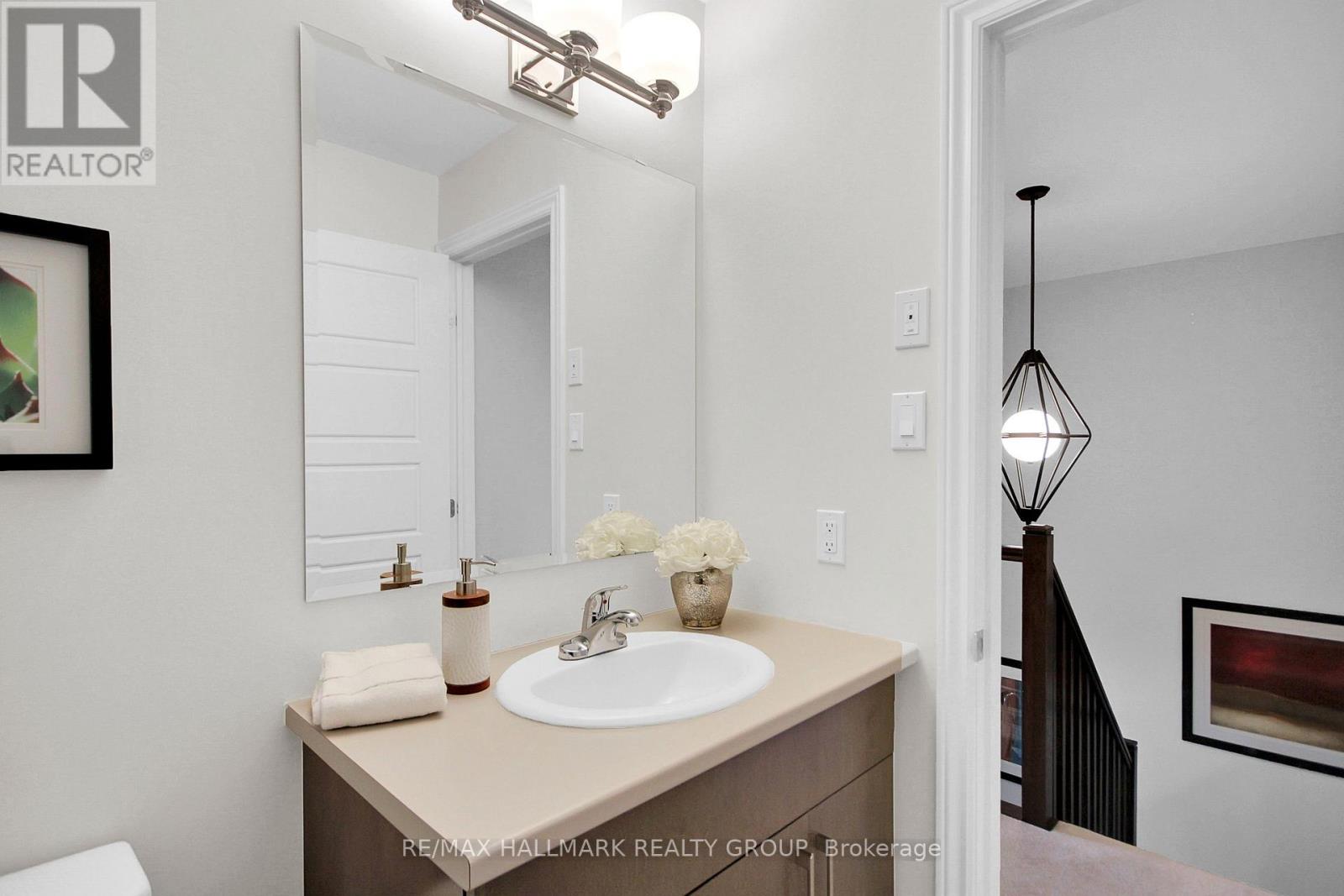576 Labrador Crescent
