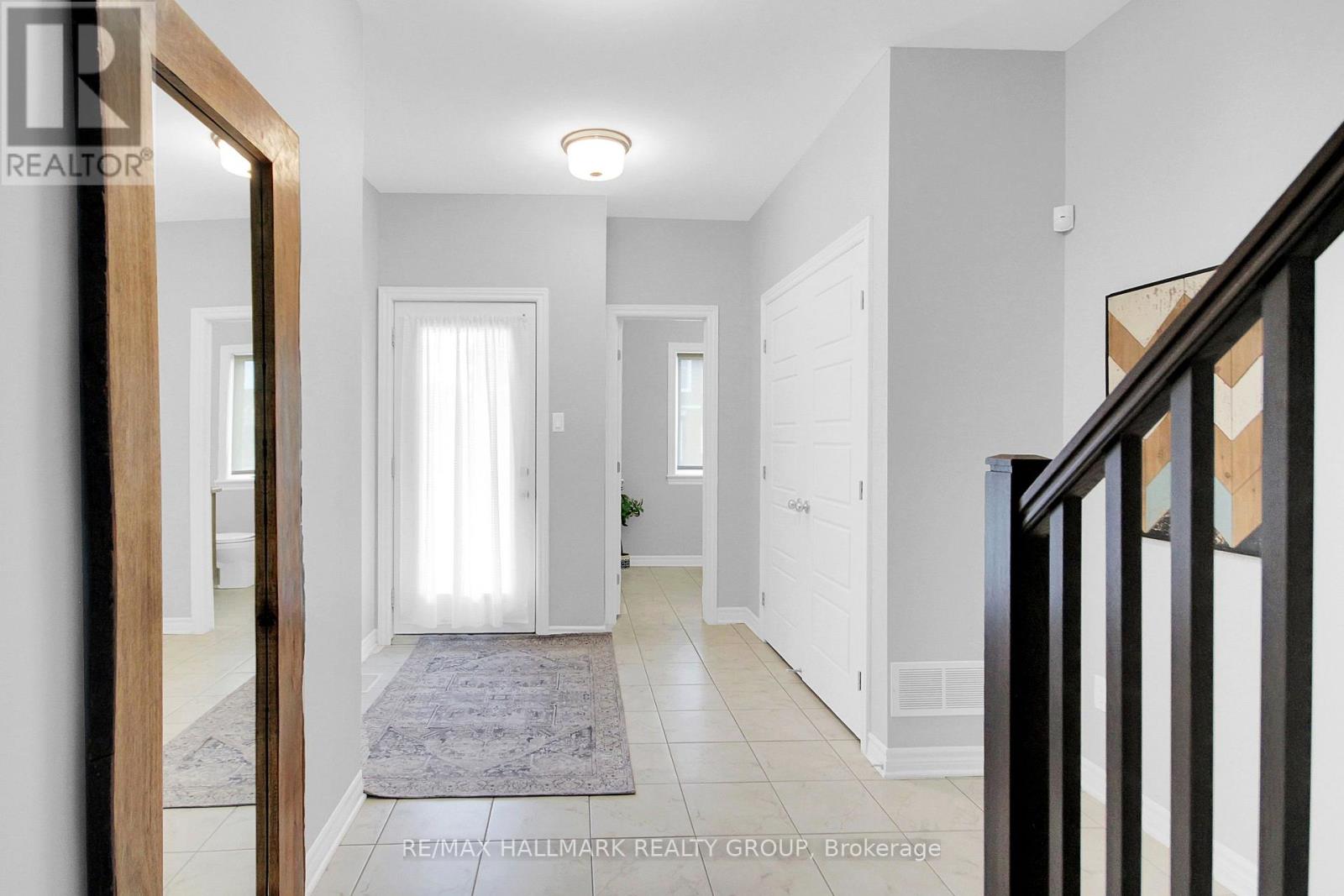 576 Labrador Crescent
