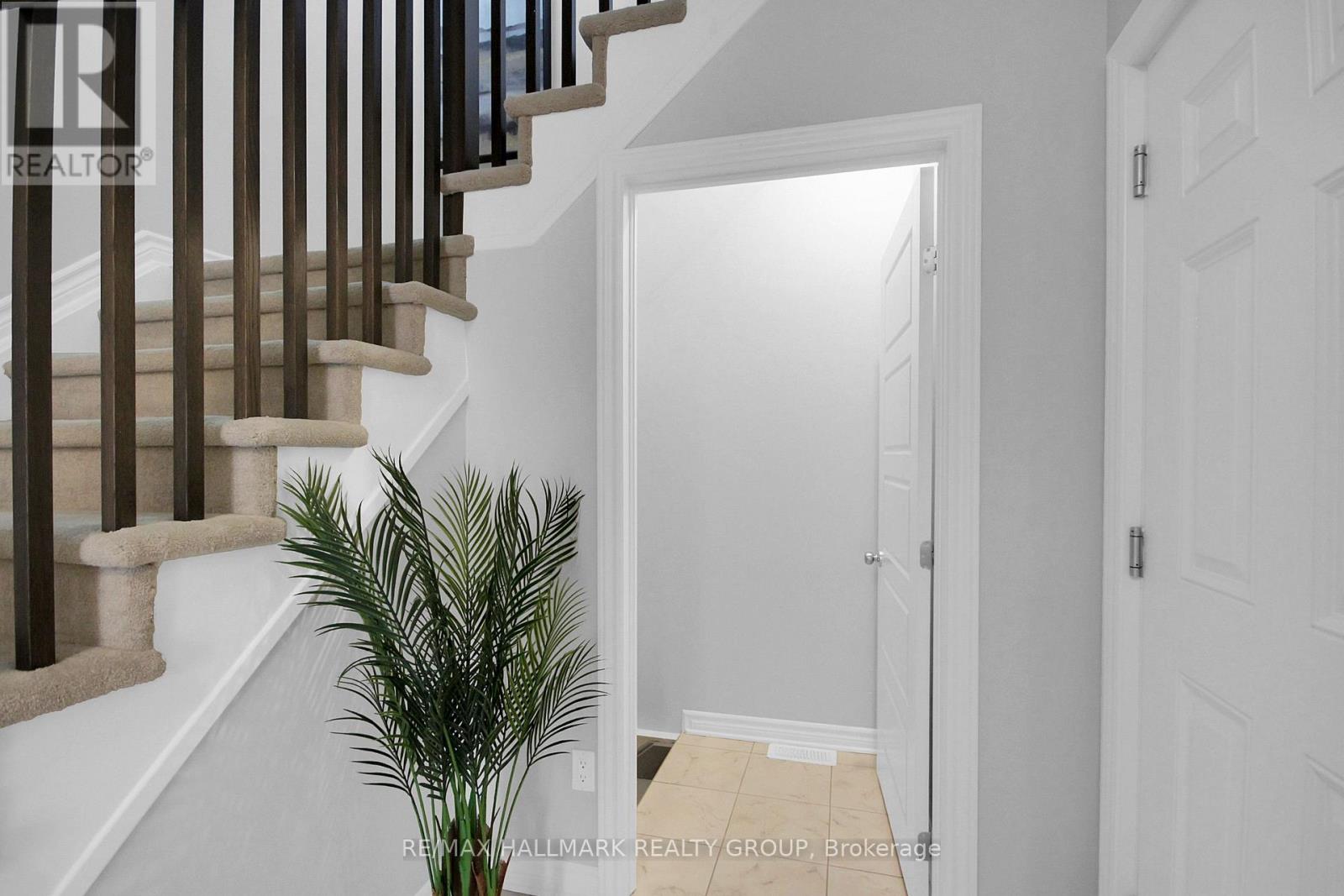 576 Labrador Crescent
