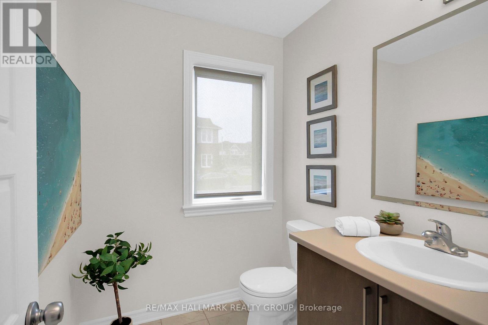 576 Labrador Crescent