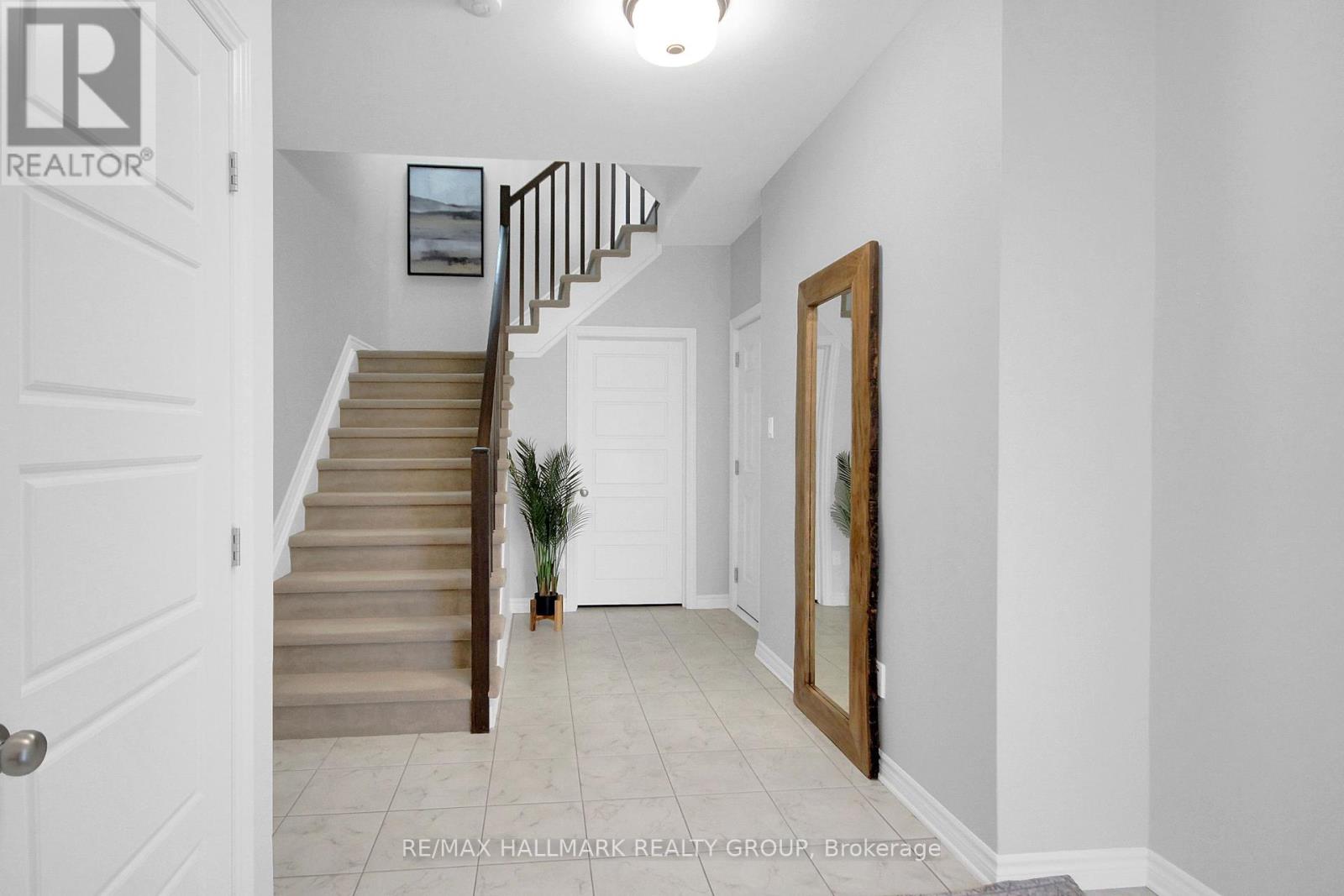 576 Labrador Crescent