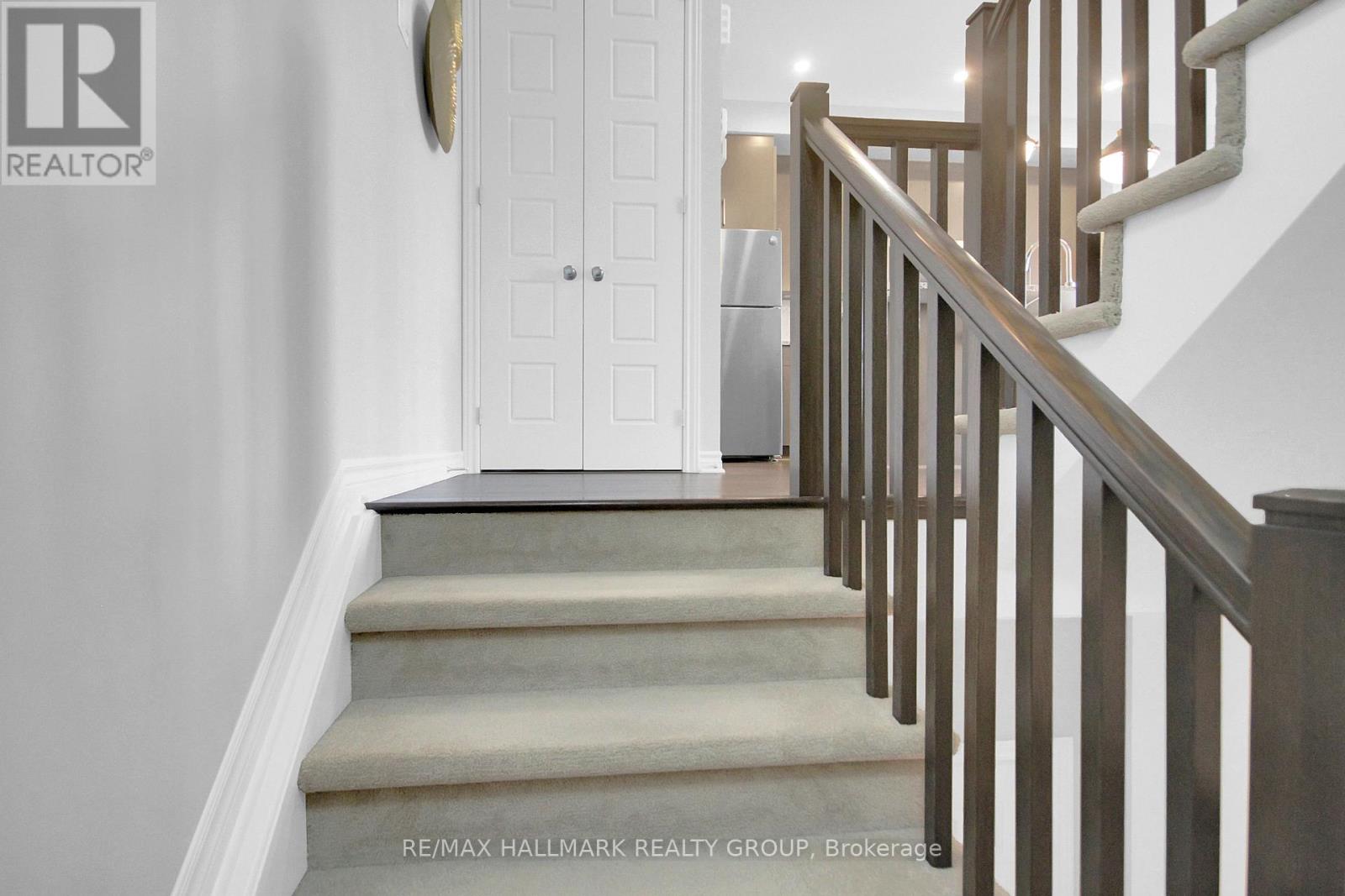 576 Labrador Crescent
