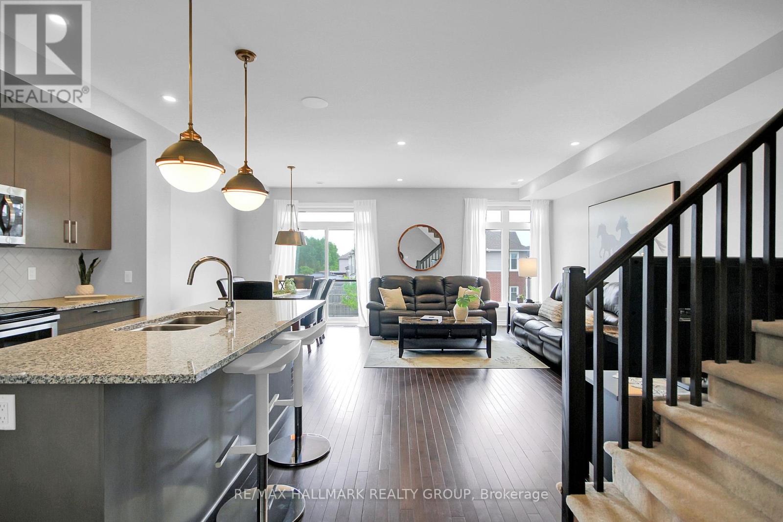576 Labrador Crescent