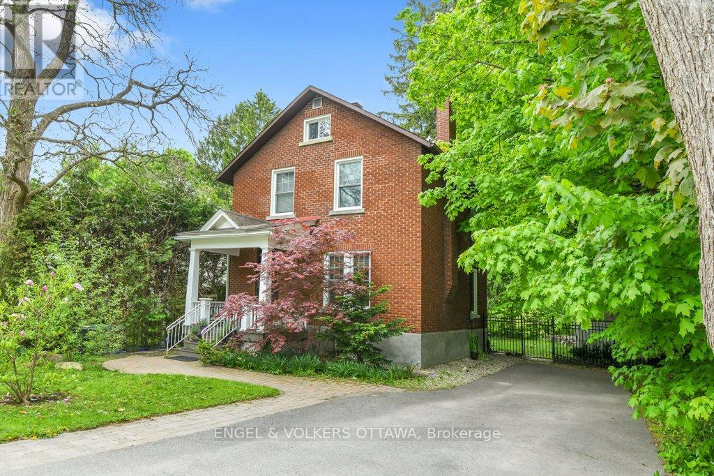 141 Minto Place