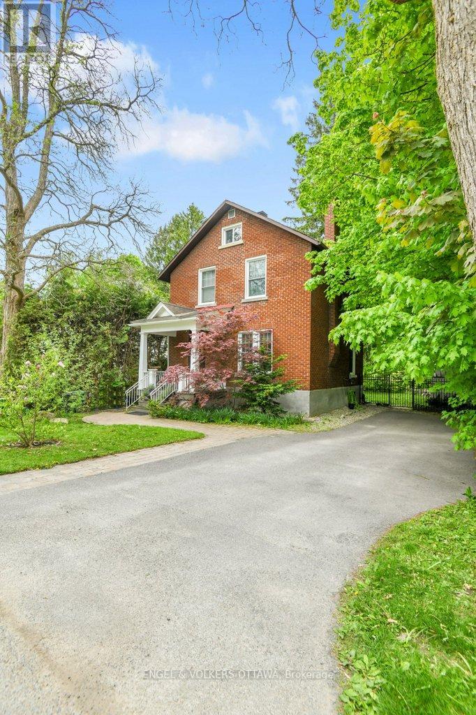 141 Minto Place