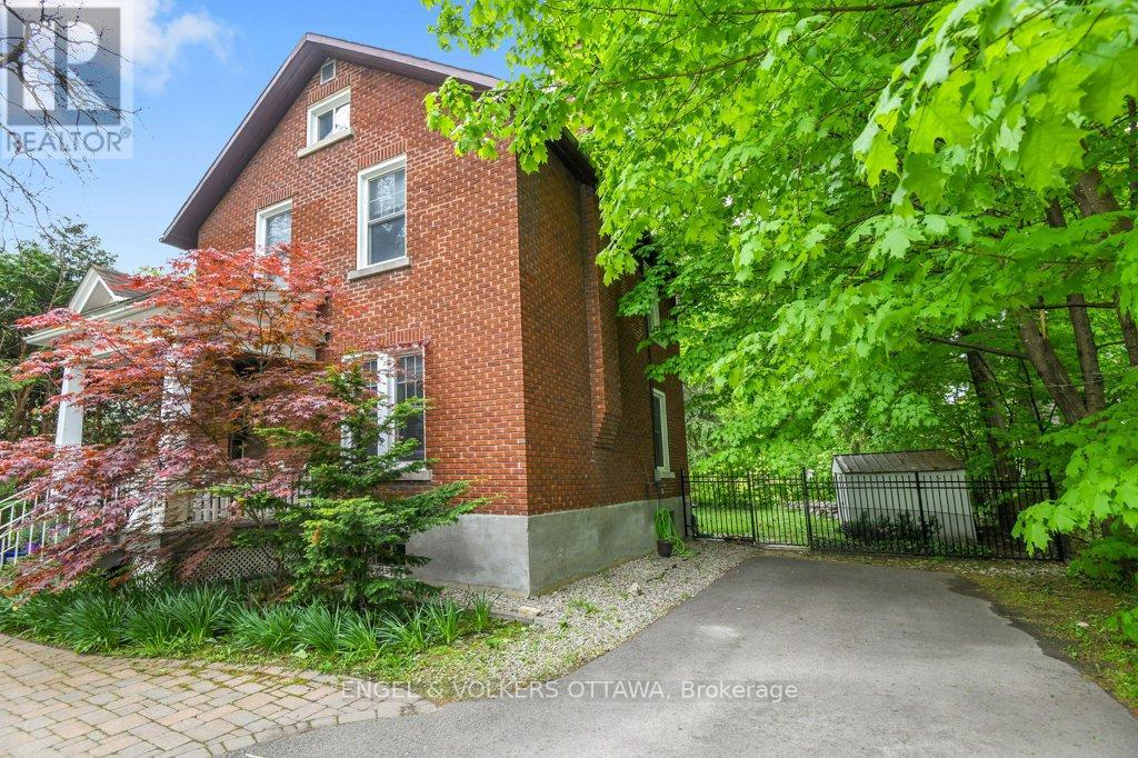 141 Minto Place