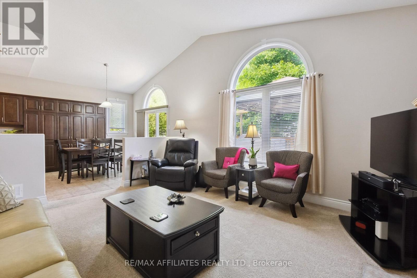 176 Topaze Crescent