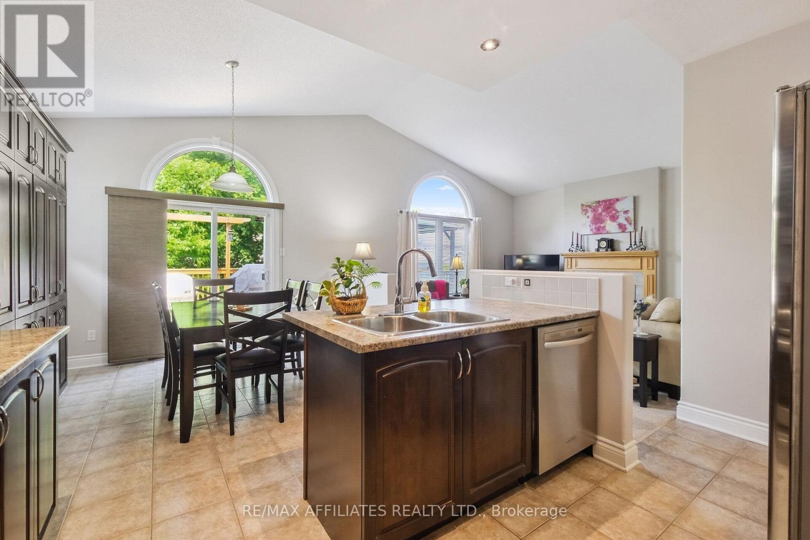 176 Topaze Crescent