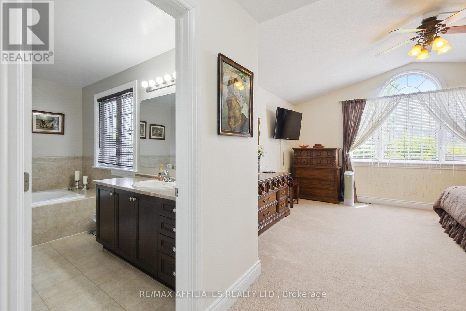 176 Topaze Crescent
