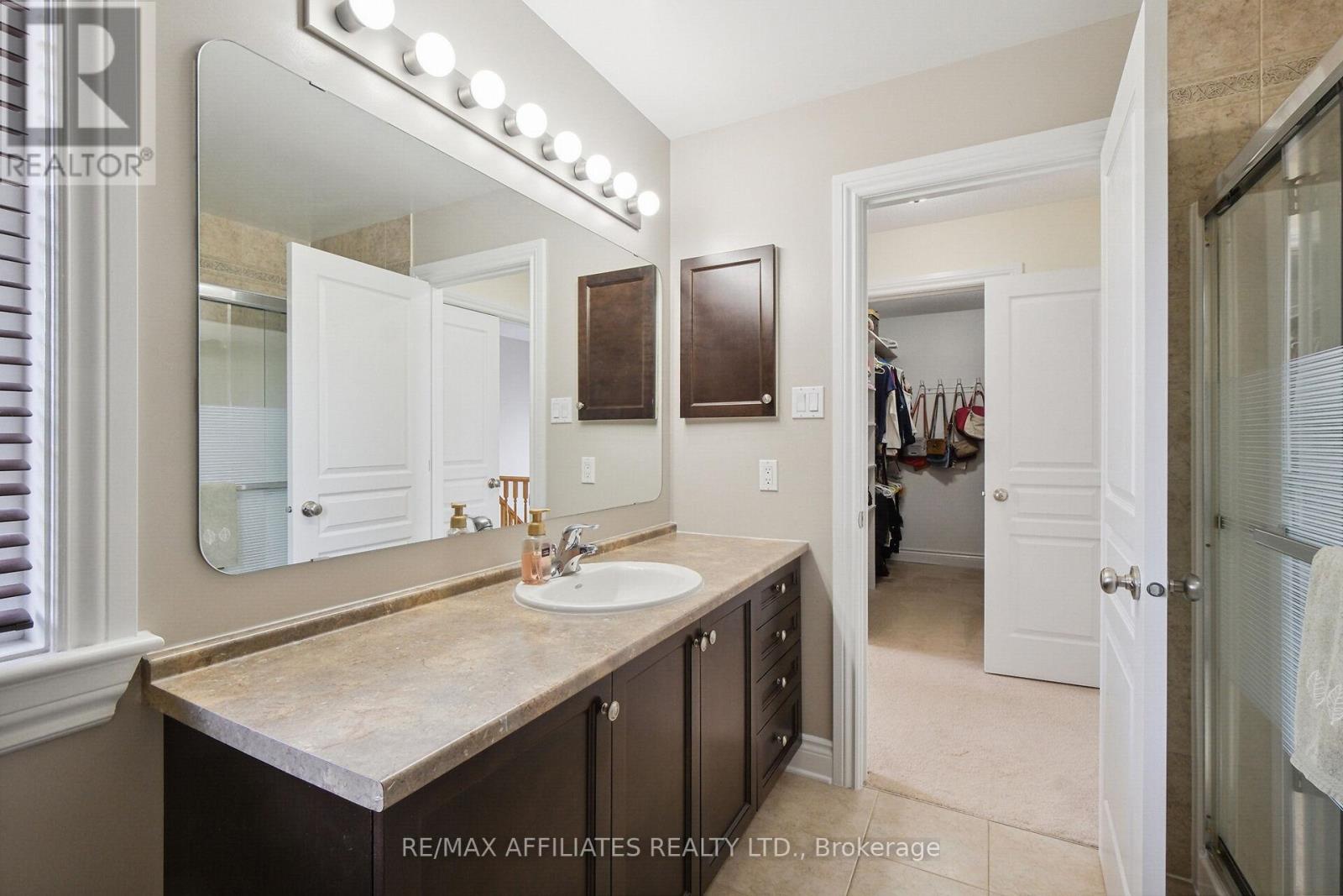 176 Topaze Crescent