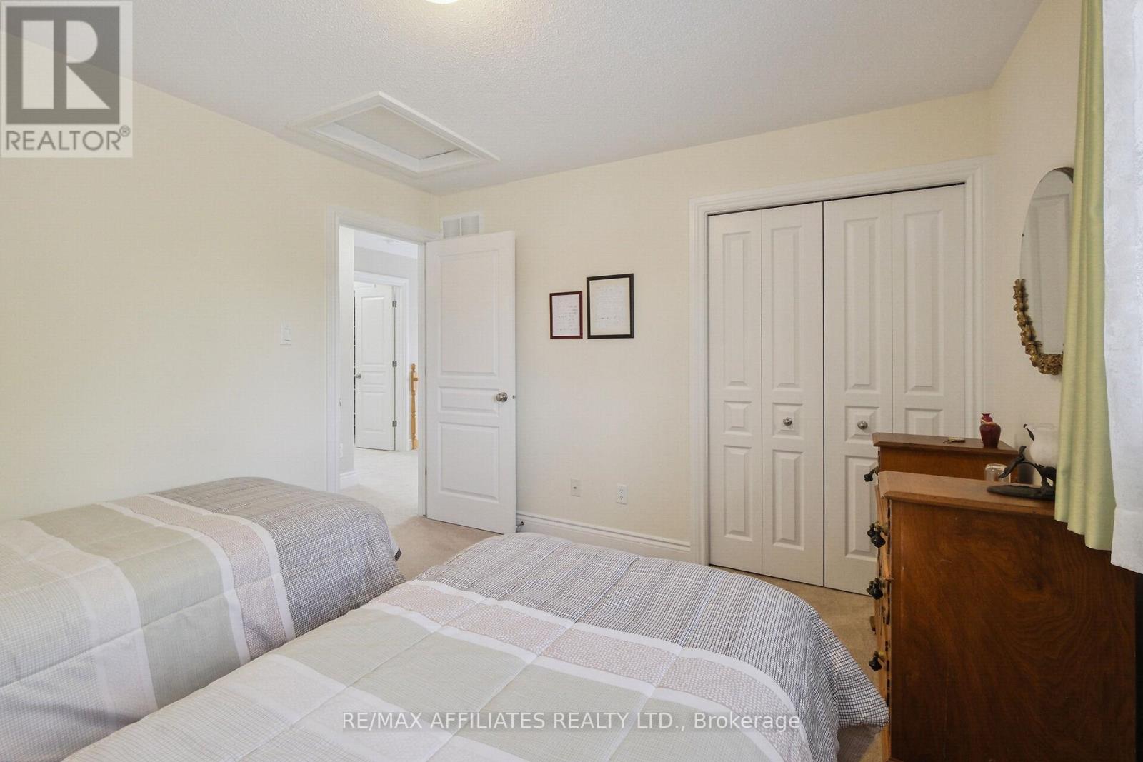 176 Topaze Crescent