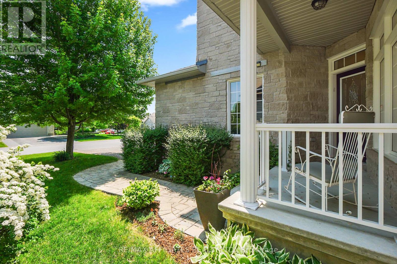 176 Topaze Crescent