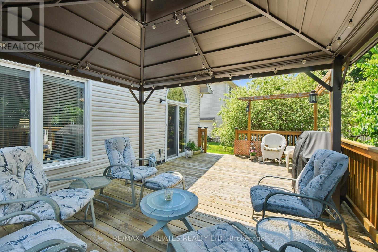 176 Topaze Crescent
