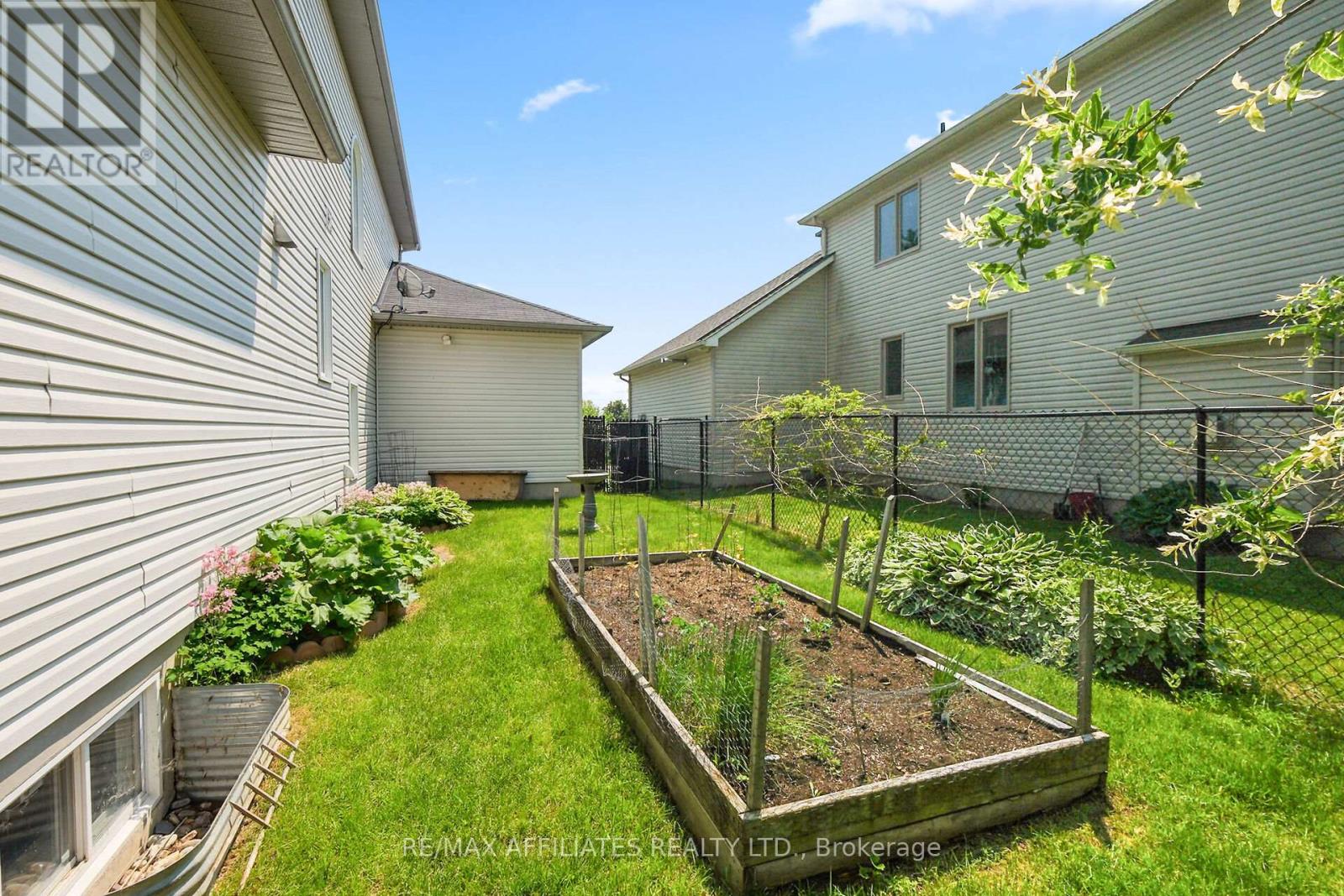 176 Topaze Crescent