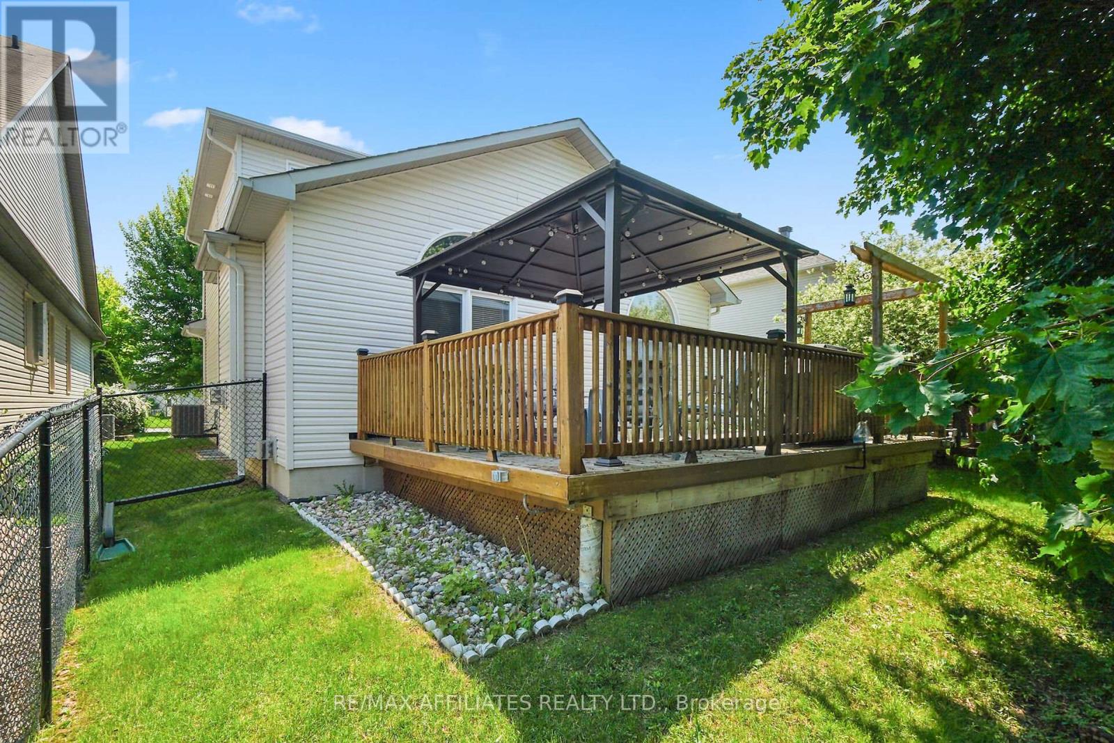 176 Topaze Crescent