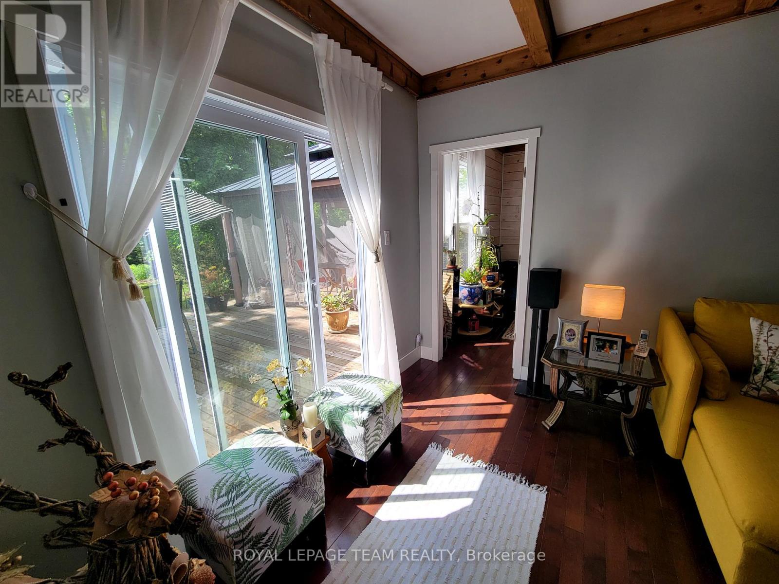 16 Peter Street S