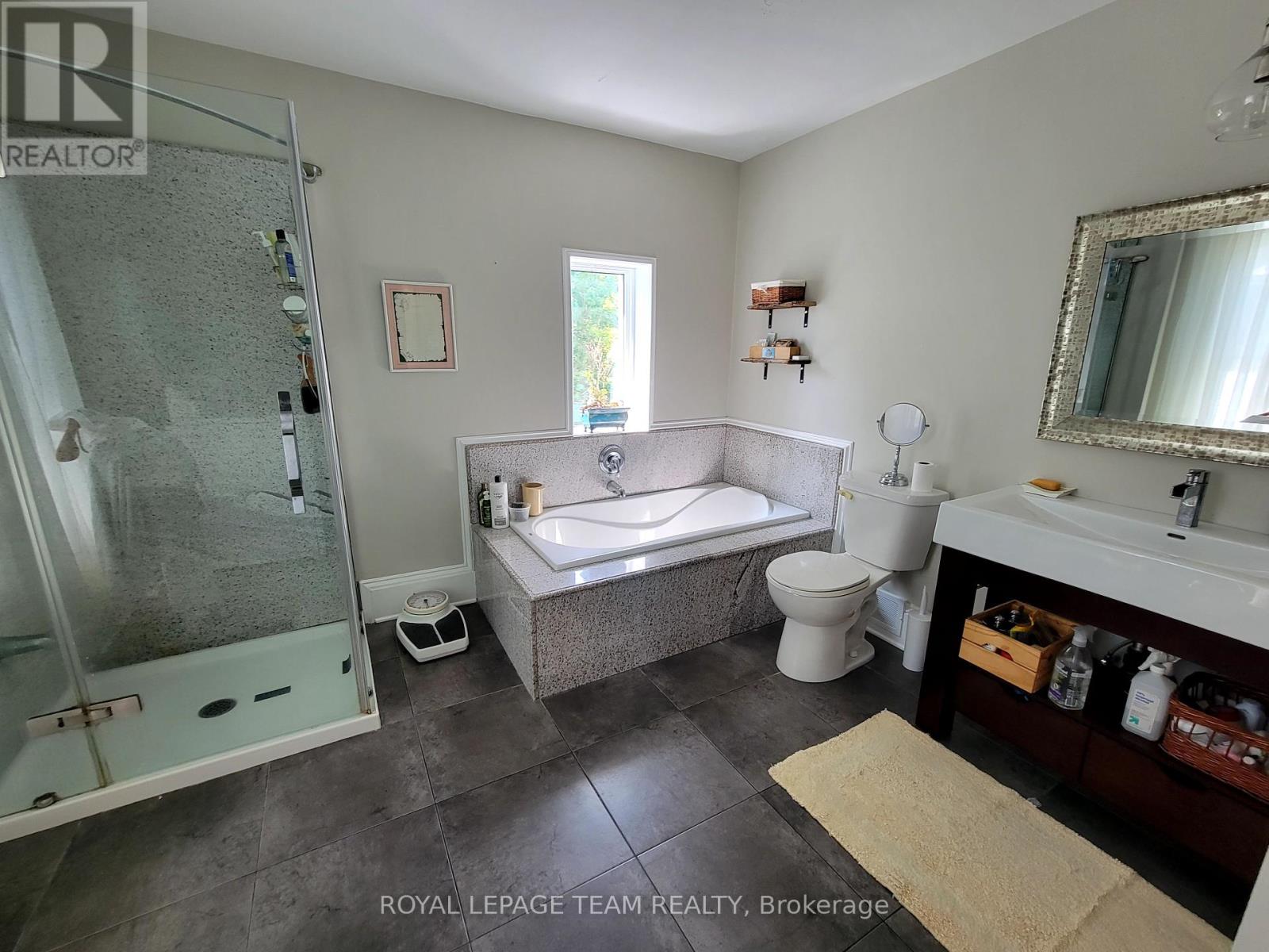 16 Peter Street S